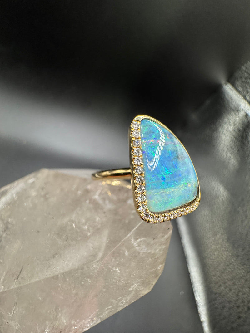 Moderner Ring in 14 Karat Gelbgold mit australischem Opal & Brillanten