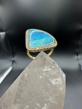 Moderner Ring in 14 Karat Gelbgold mit australischem Opal & Brillanten