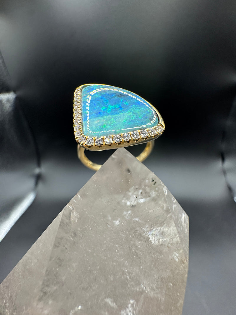 Moderner Ring in 14 Karat Gelbgold mit australischem Opal & Brillanten