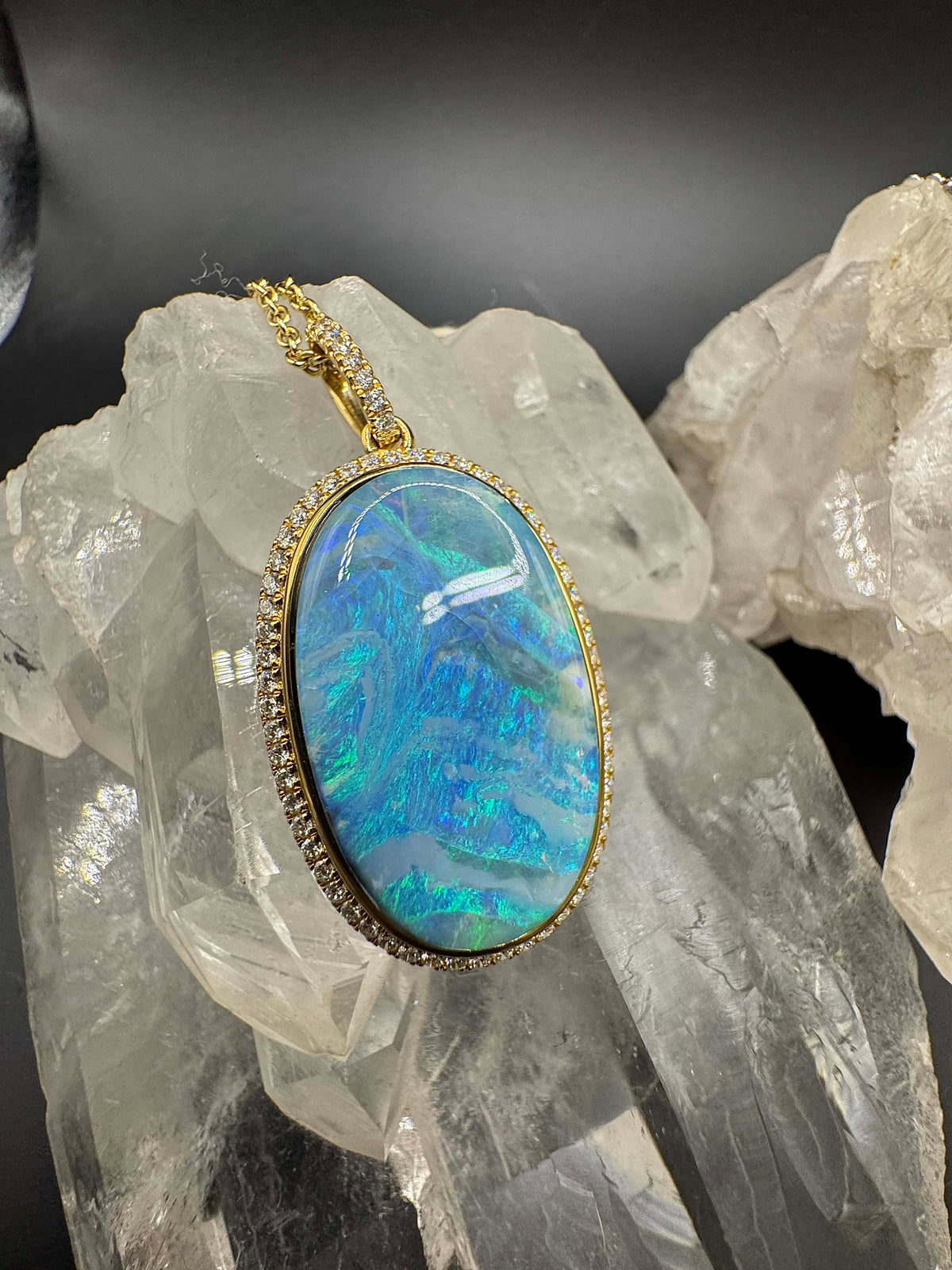 Prunkvoller Anhänger in 18 Karat Gelbgold mit australischem Boulderopal & Brillanten