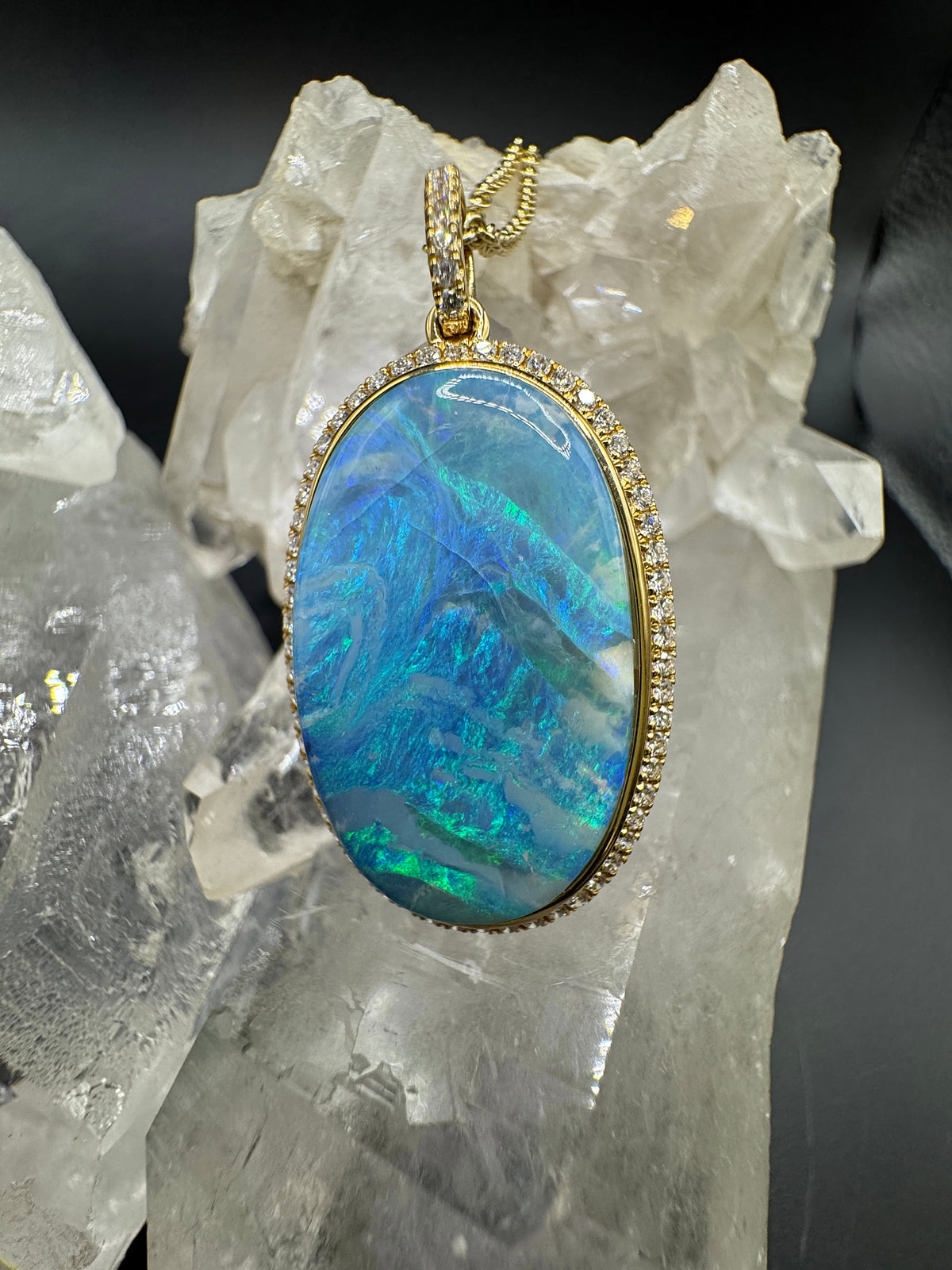 Prunkvoller Anhänger in 18 Karat Gelbgold mit australischem Boulderopal & Brillanten