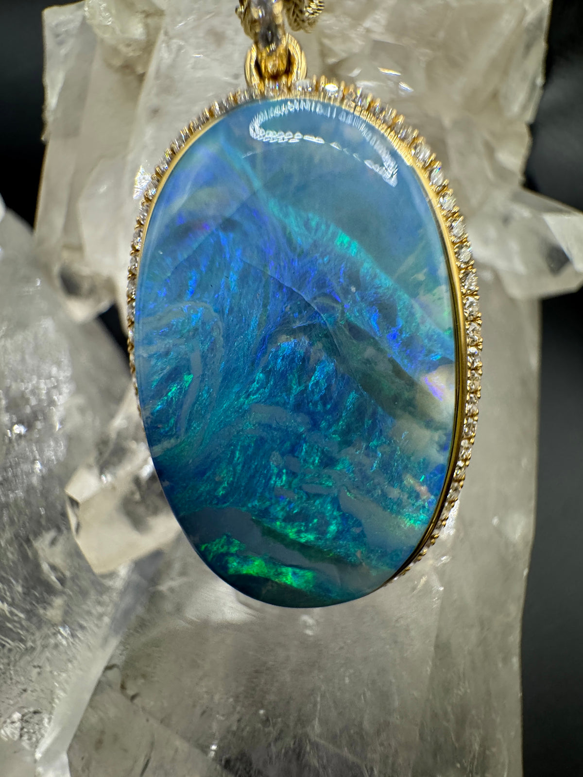 Prunkvoller Anhänger in 18 Karat Gelbgold mit australischem Boulderopal & Brillanten