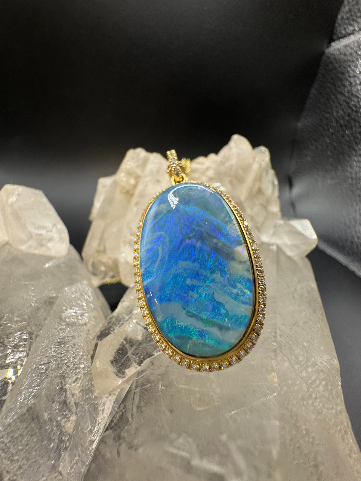 Prunkvoller Anhänger in 18 Karat Gelbgold mit australischem Boulderopal & Brillanten
