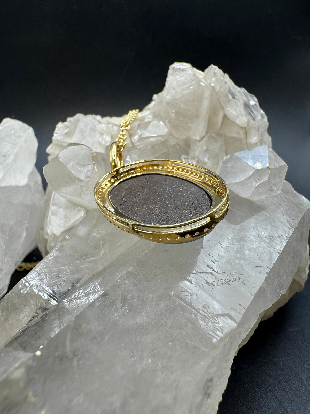Prunkvoller Anhänger in 18 Karat Gelbgold mit australischem Boulderopal & Brillanten