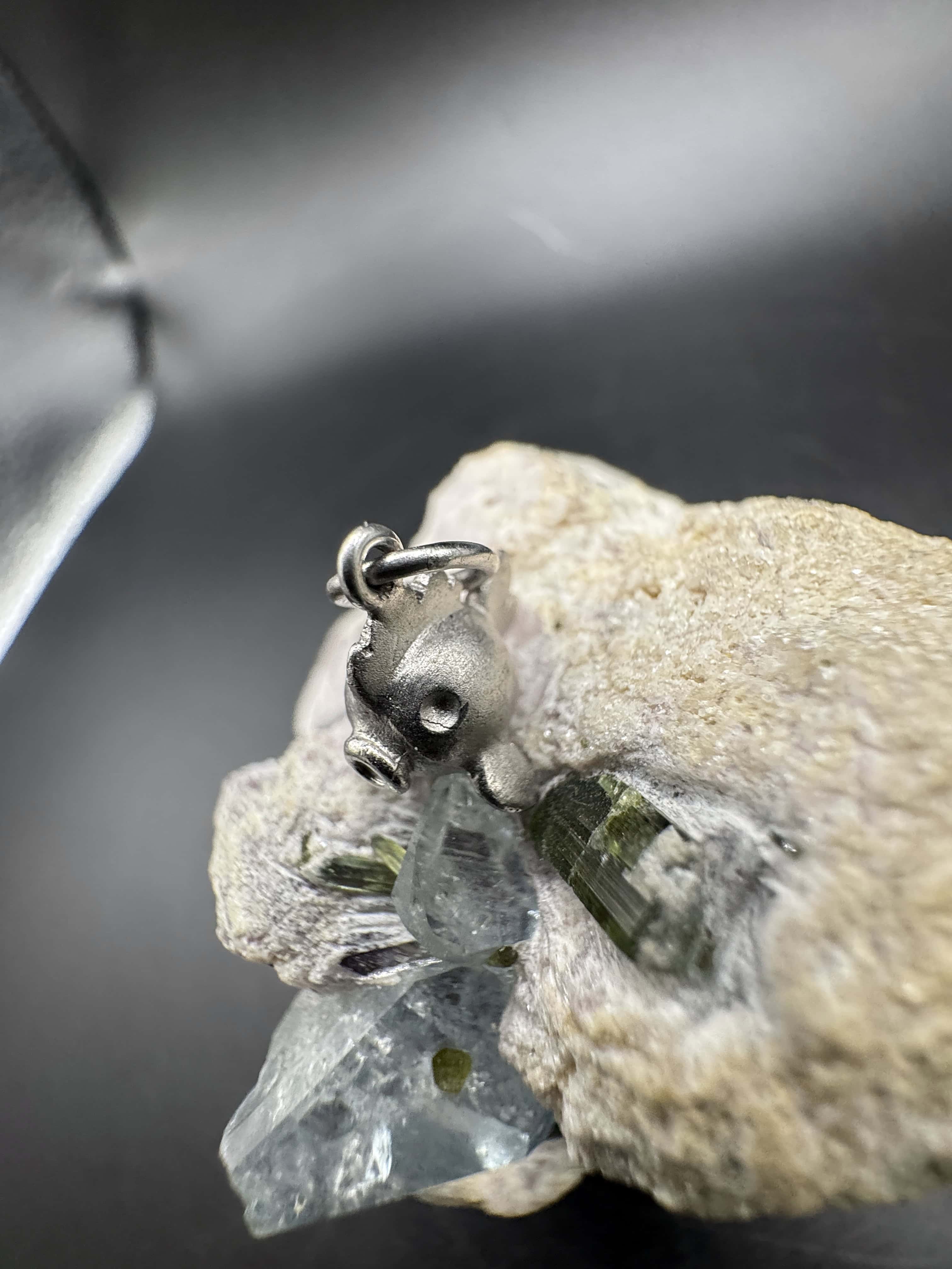 Handgefertigter Kugelfisch-Anhänger in 18 Karat Weißgold von Schmedding