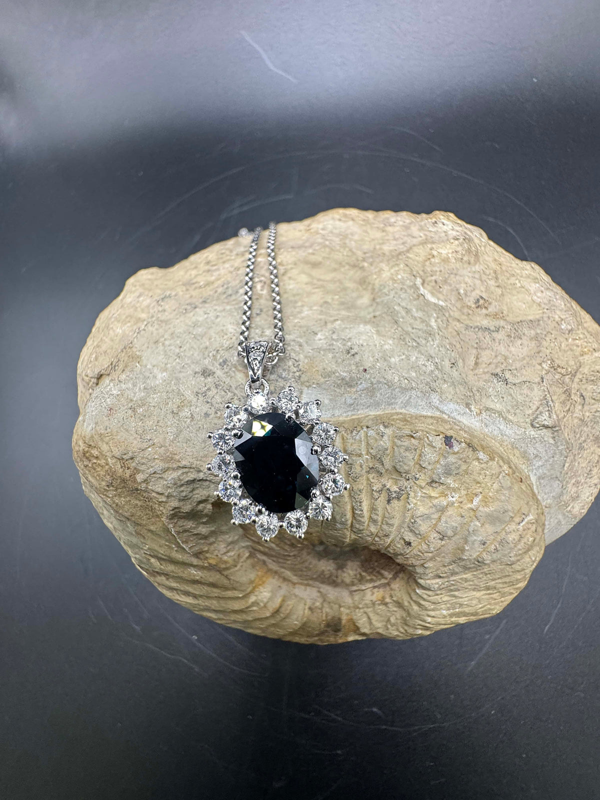 Zeitloser Anhänger in 14 Karat Weißgold mit Saphir & feinen Brillanten