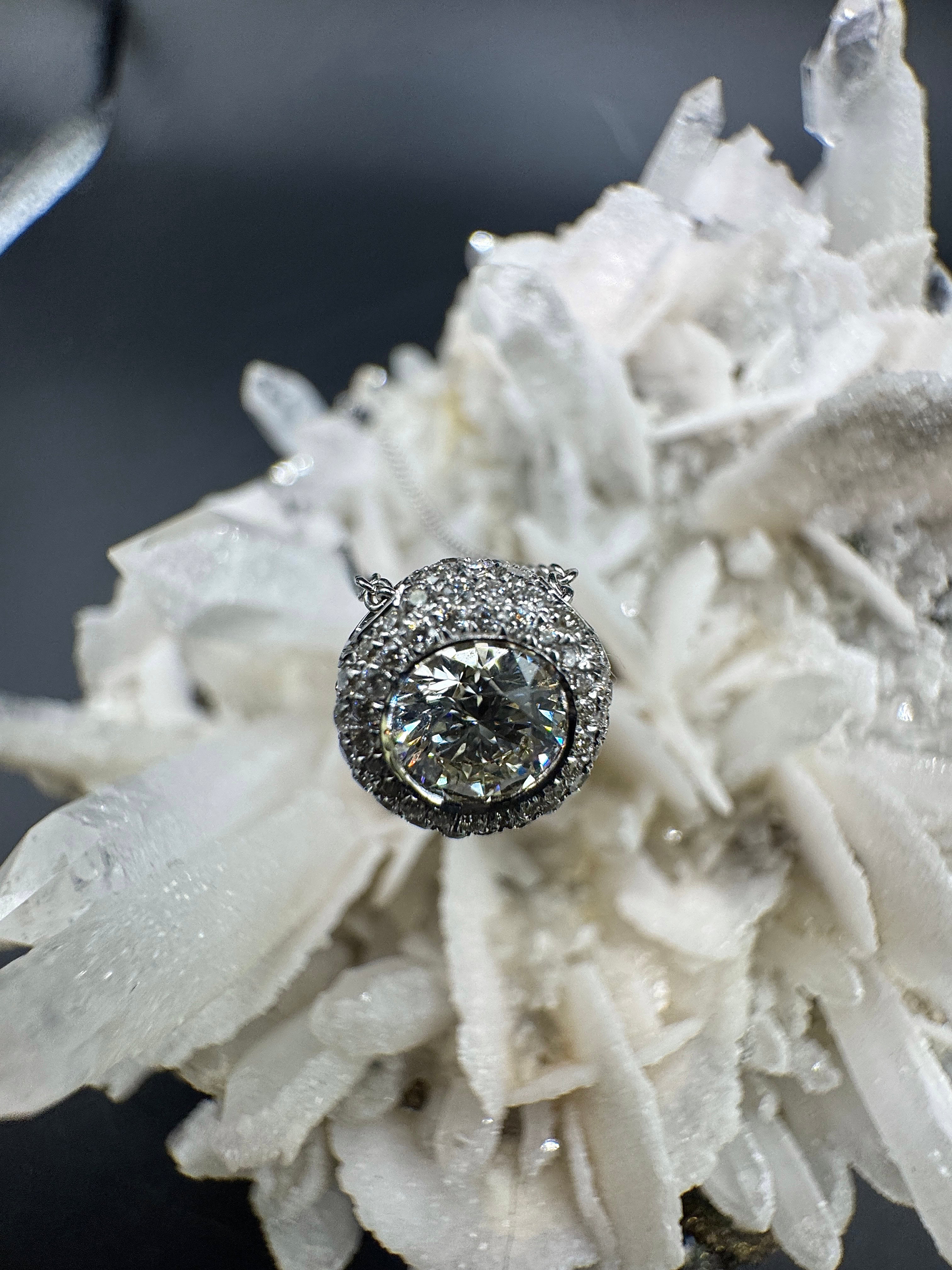 Moderner Solitäranhänger in 18 Karat Weißgold mit feinen Brillanten