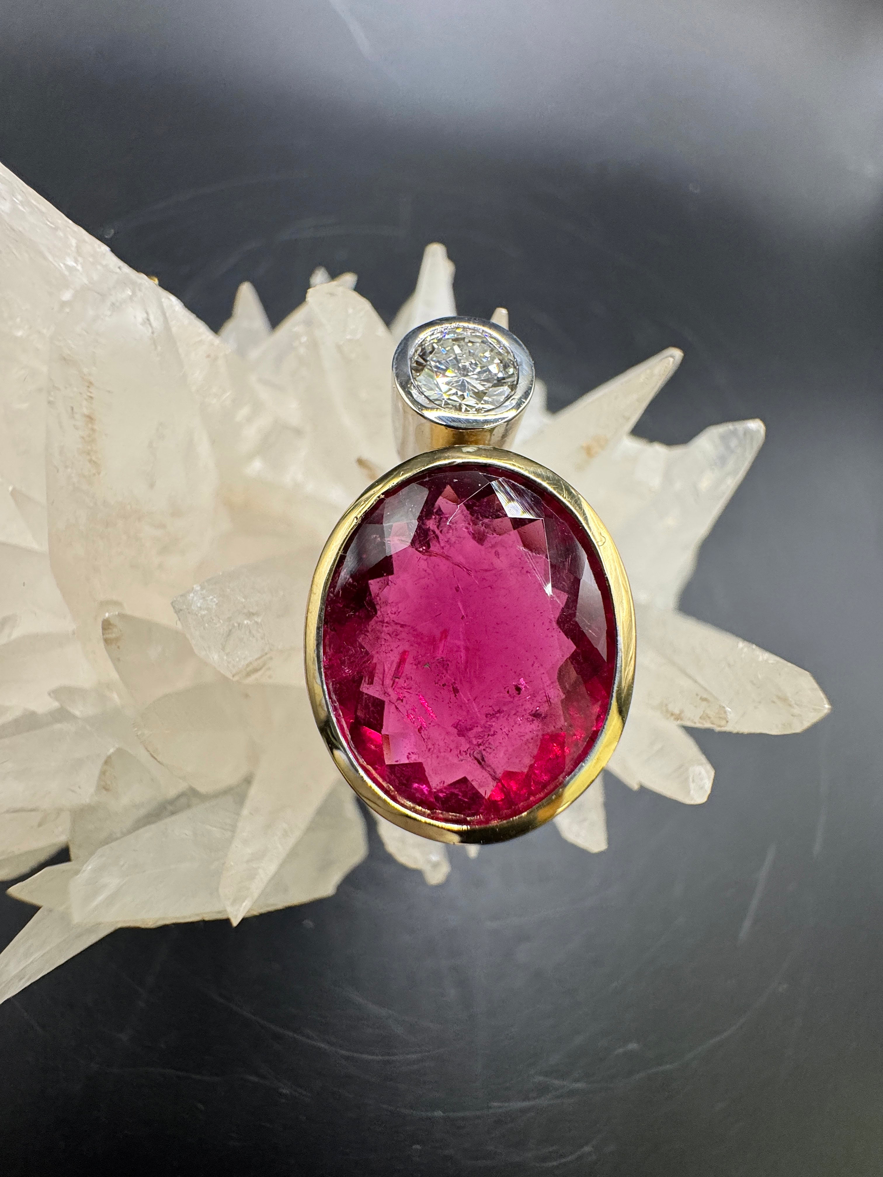 Handgefertigter Anhänger in 18 Karat Gelb- und Weißgold mit großem Rubellit & Brillant