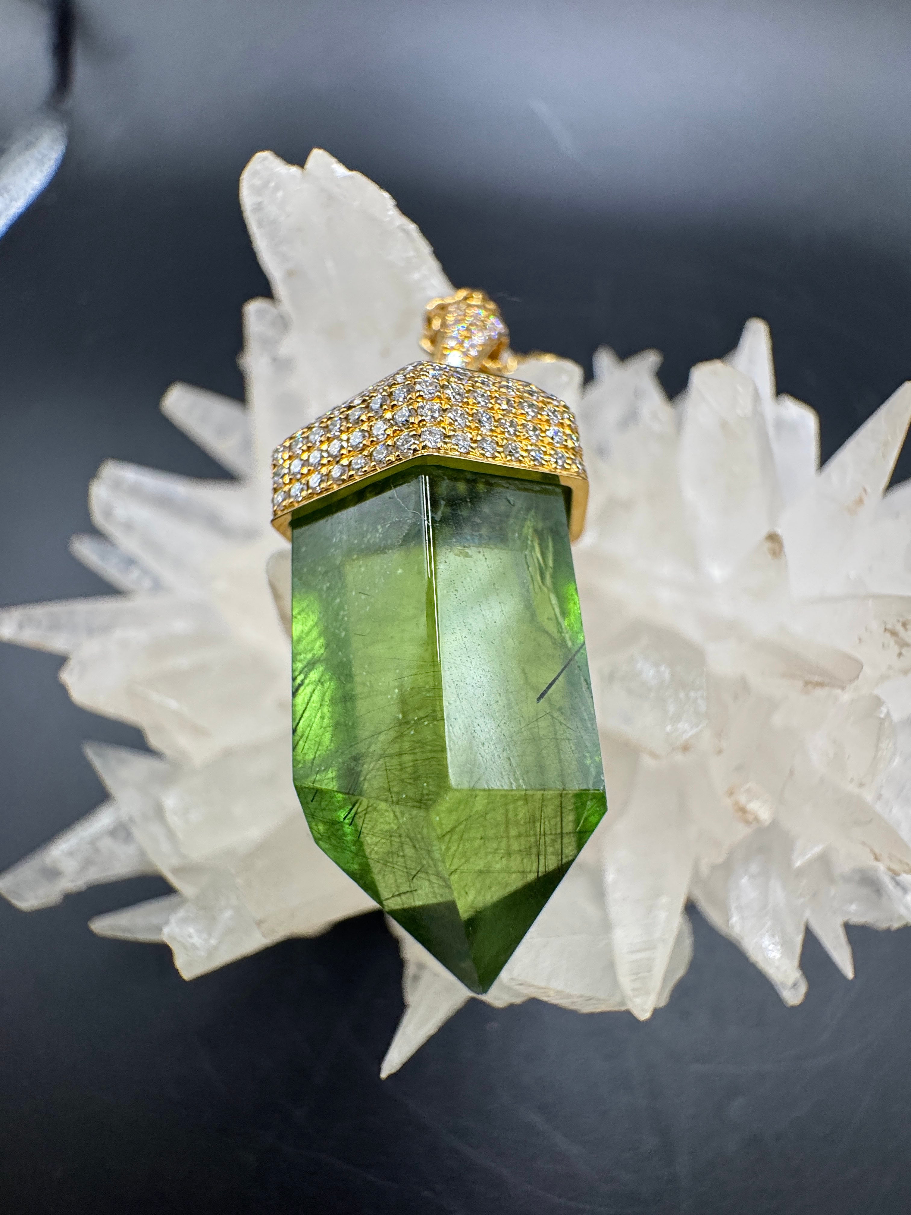 Ausgefallener Anhänger in 18 Karat Gelbgold mit besonderem Peridot & Brillanten