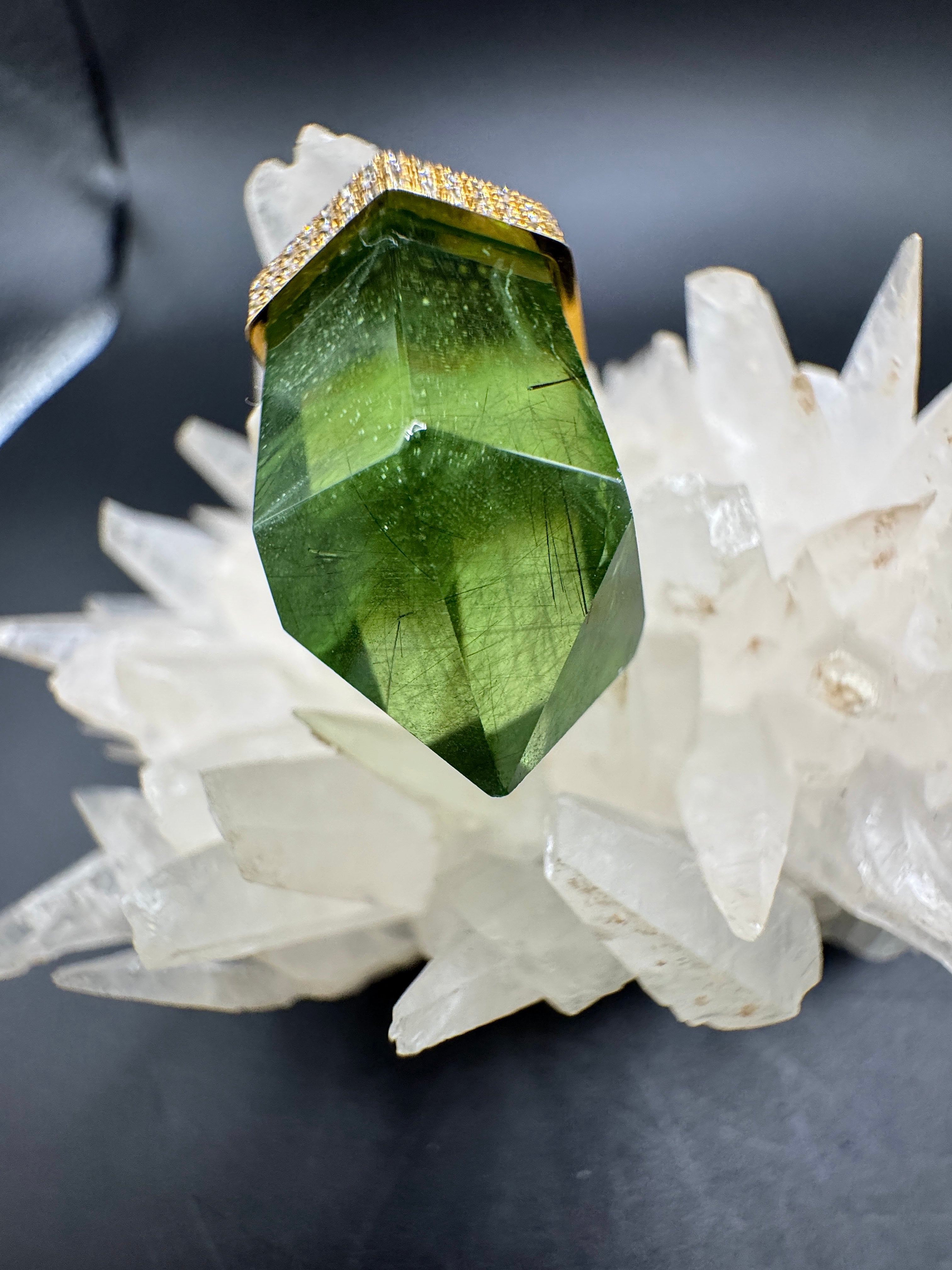 Ausgefallener Anhänger in 18 Karat Gelbgold mit besonderem Peridot & Brillanten