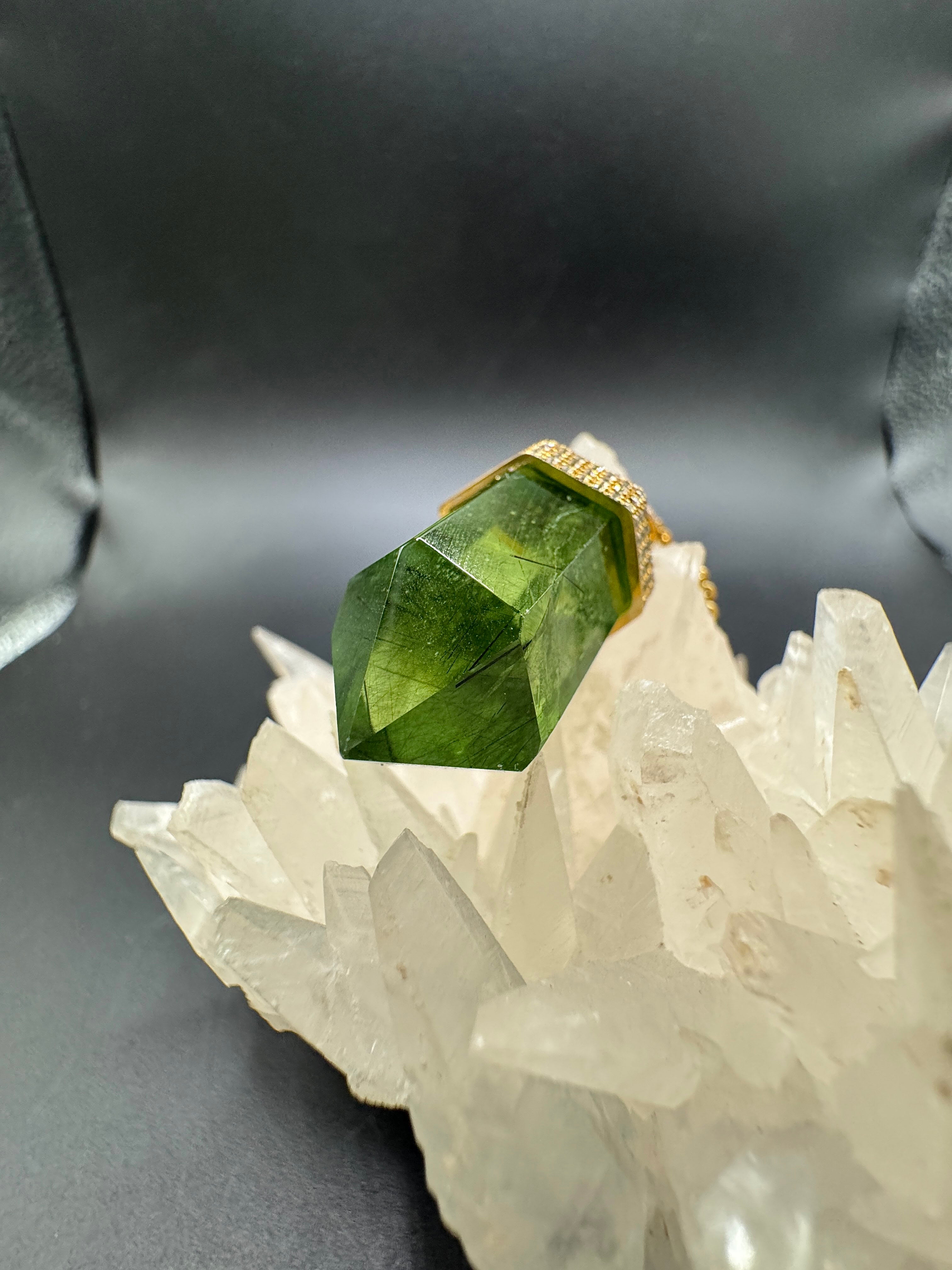 Ausgefallener Anhänger in 18 Karat Gelbgold mit besonderem Peridot & Brillanten