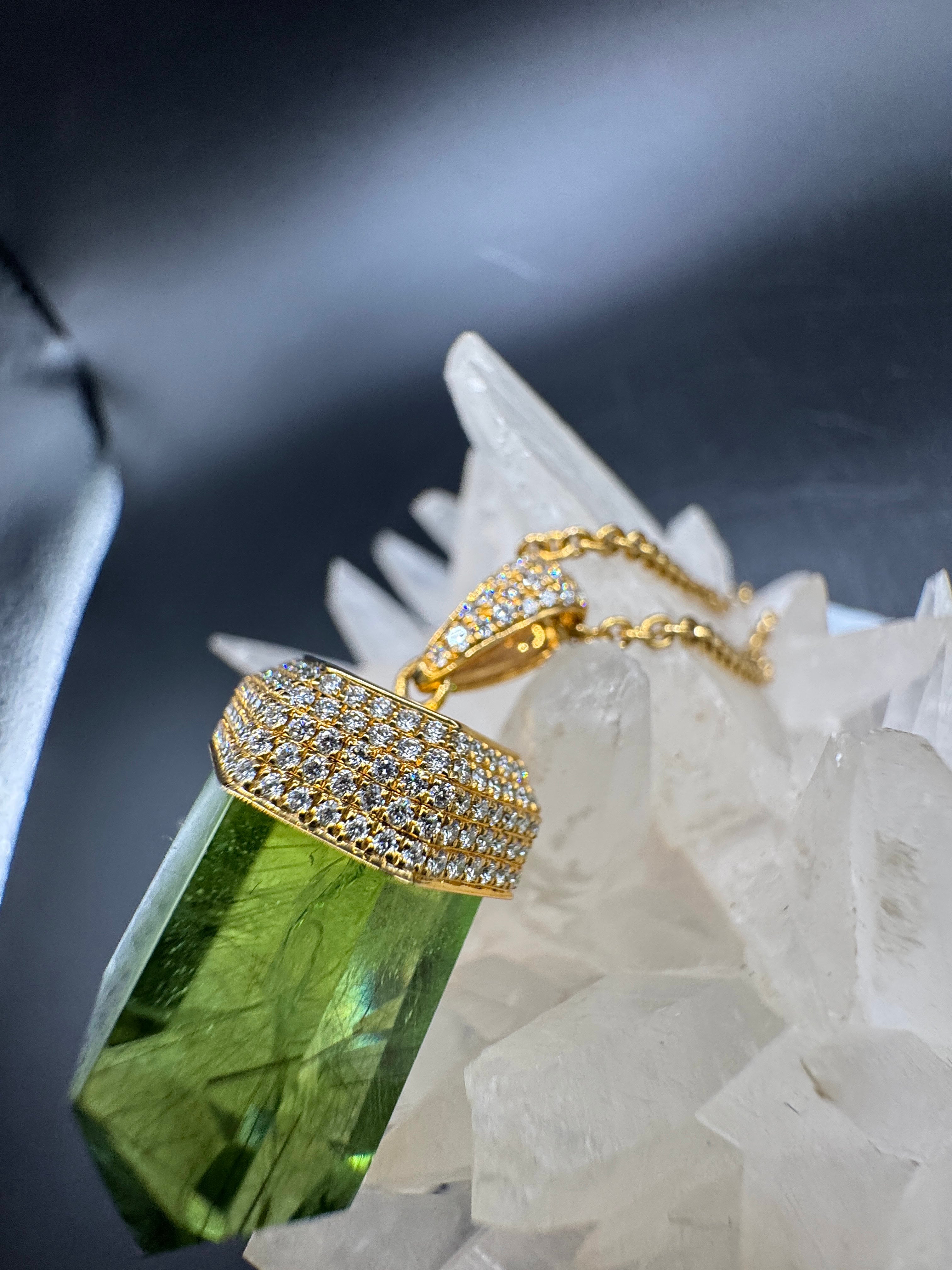 Ausgefallener Anhänger in 18 Karat Gelbgold mit besonderem Peridot & Brillanten