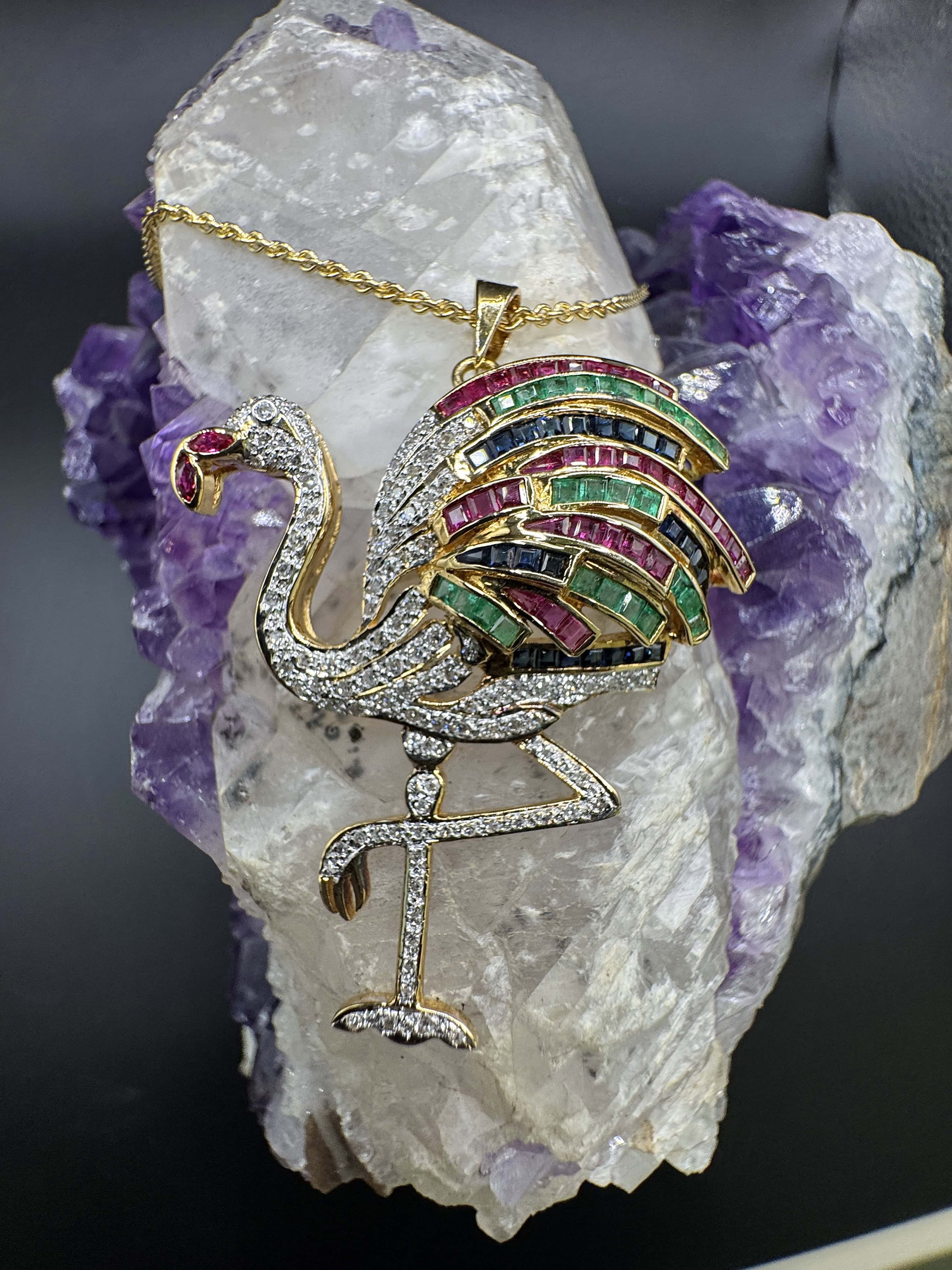 Flamingo-Anhänger in 18 Karat Gelbgold mit Smaragden, Rubinen, Saphiren & Diamanten