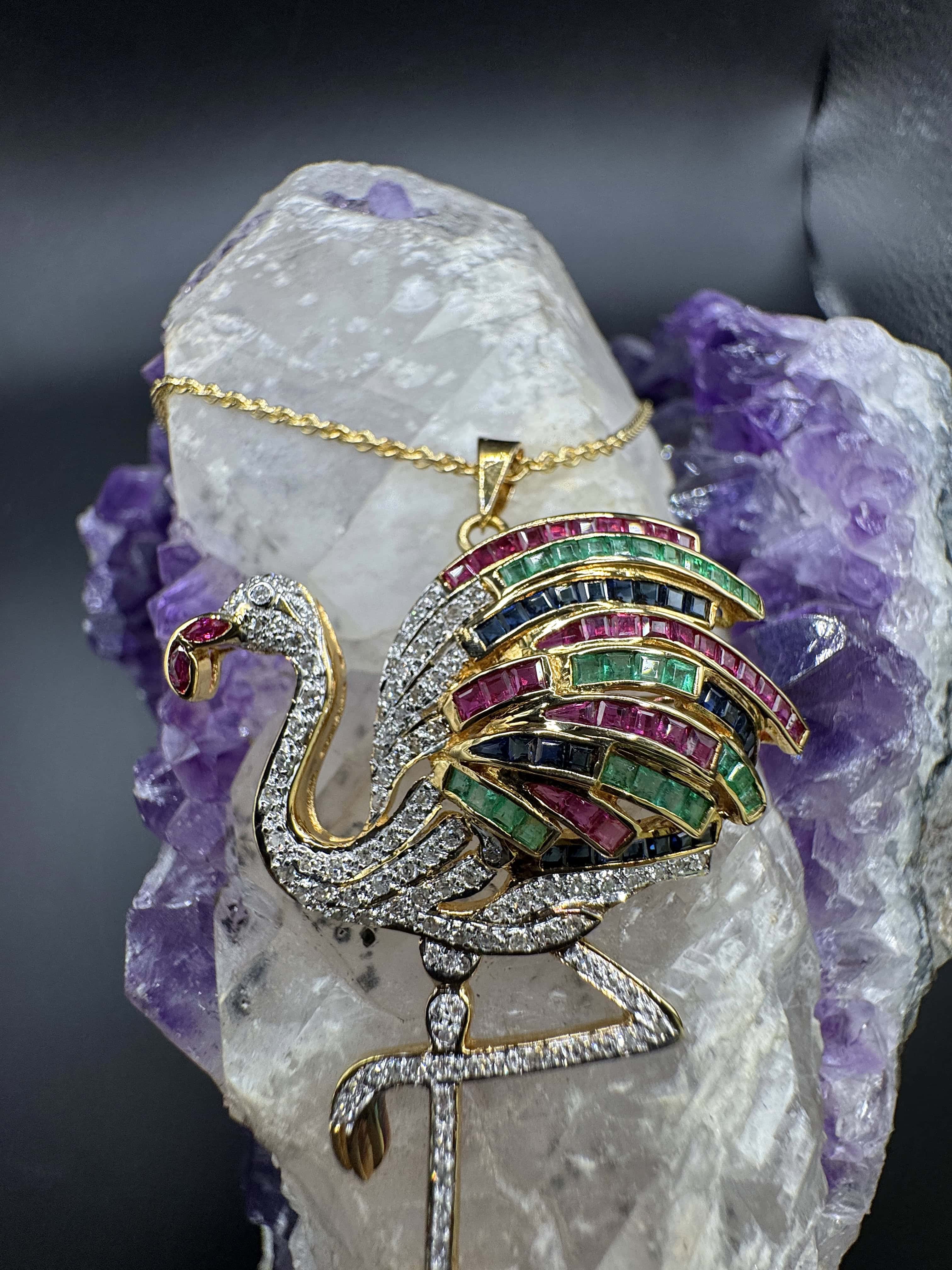 Flamingo-Anhänger in 18 Karat Gelbgold mit Smaragden, Rubinen, Saphiren & Diamanten