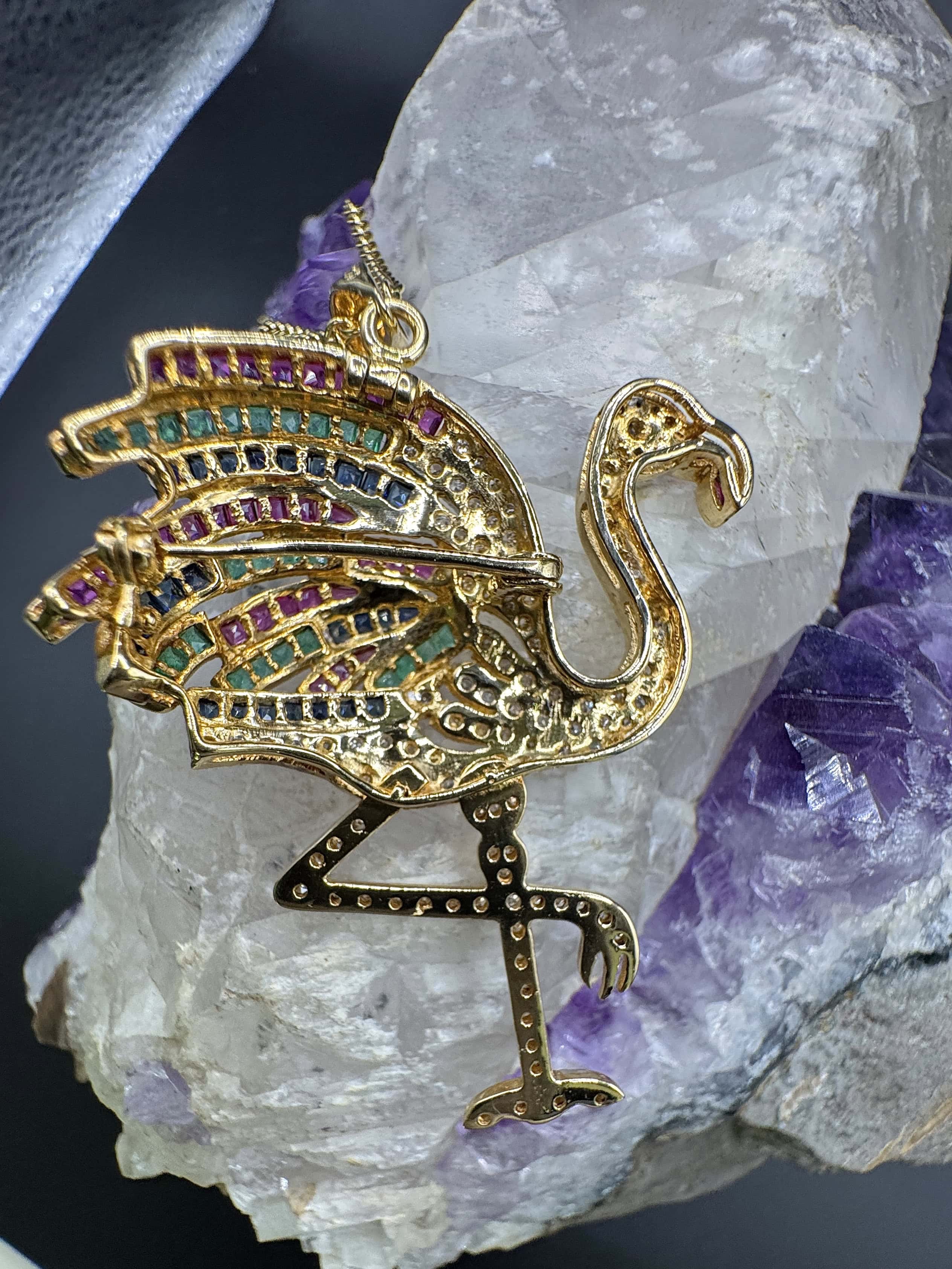 Flamingo-Anhänger in 18 Karat Gelbgold mit Smaragden, Rubinen, Saphiren & Diamanten