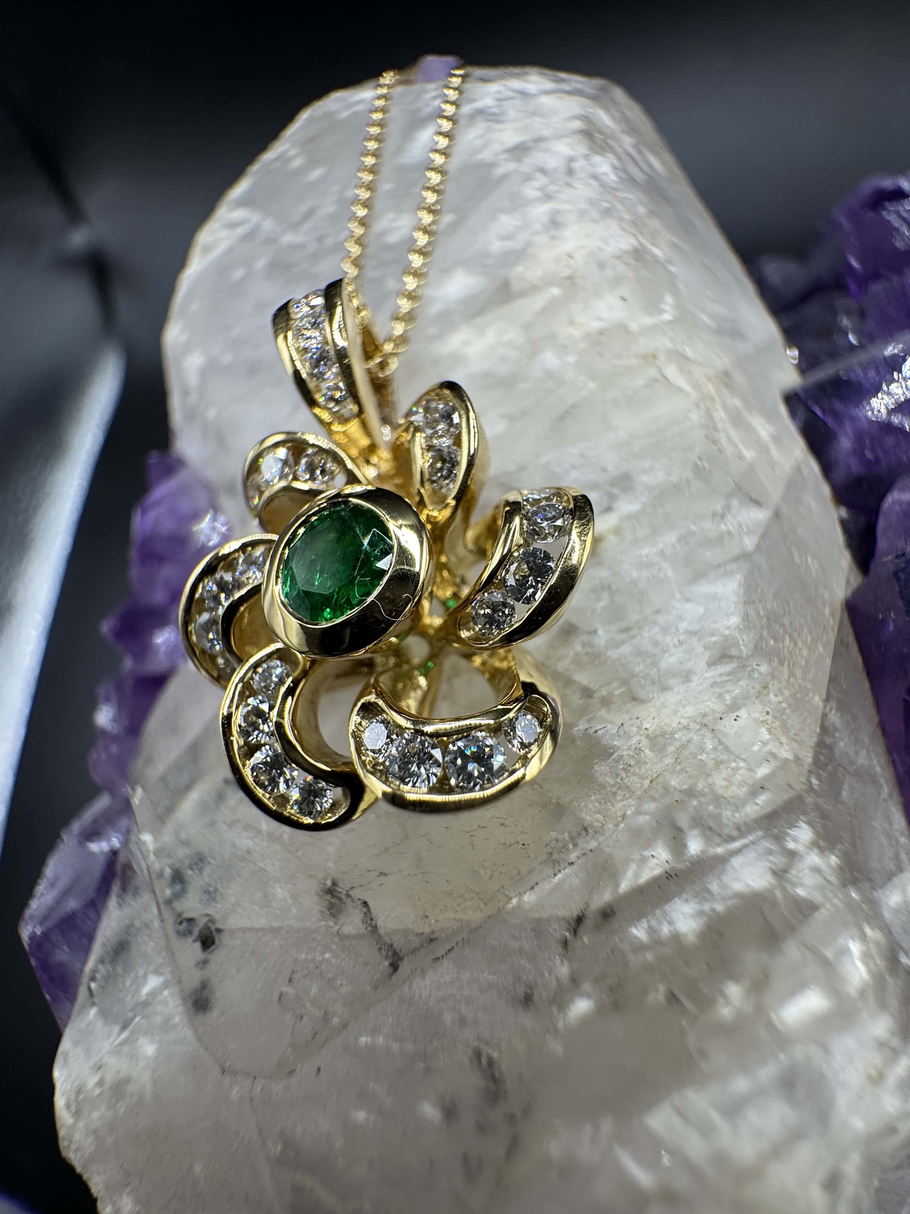 Handgefertigter Anhänger in 18 Karat Gelbgold mit Smaragd & Brillanten von Goldbaur