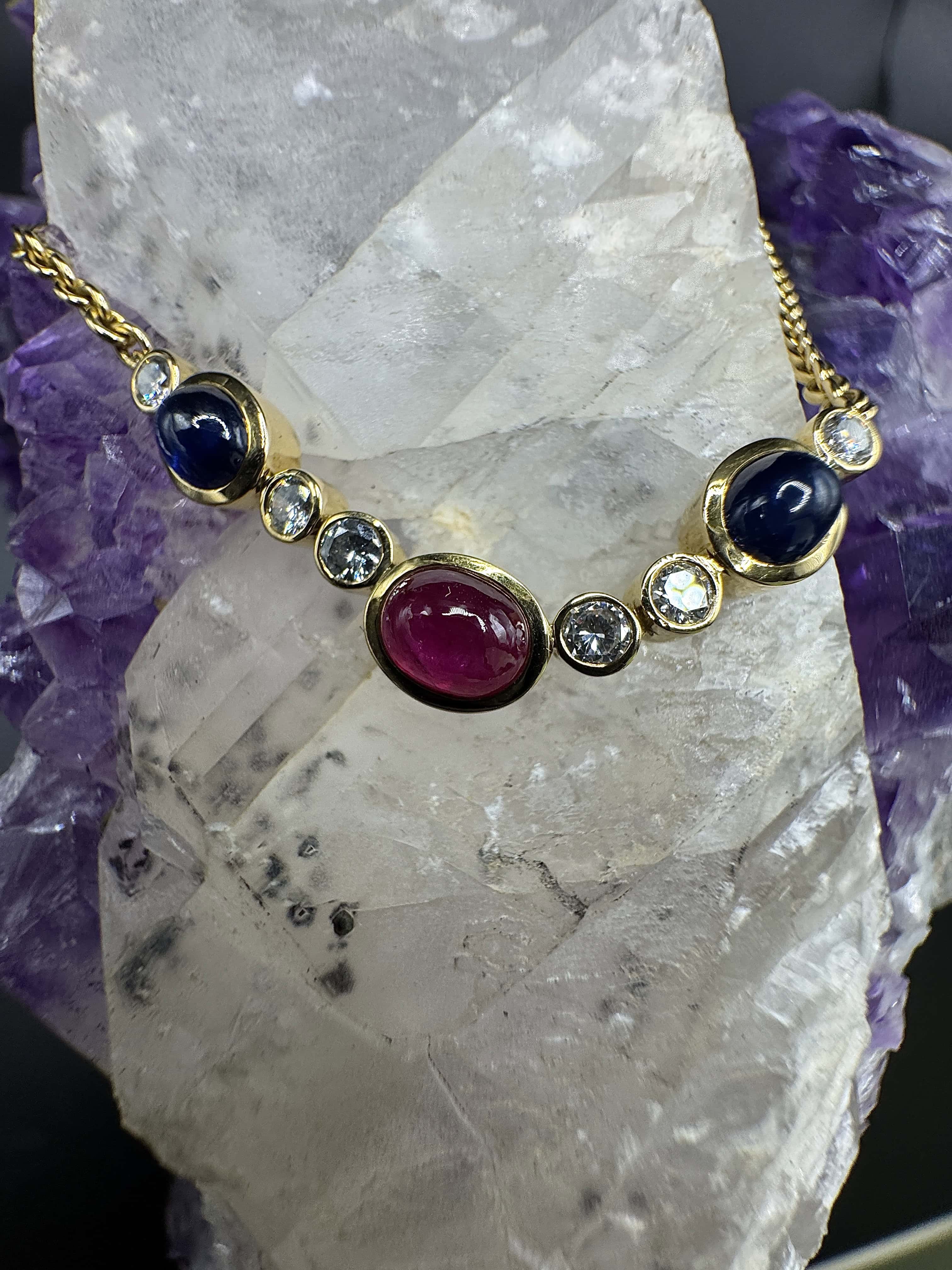 Edles Collier in 18 Karat Gelbgold mit Rubin, Saphiren & Brillanten