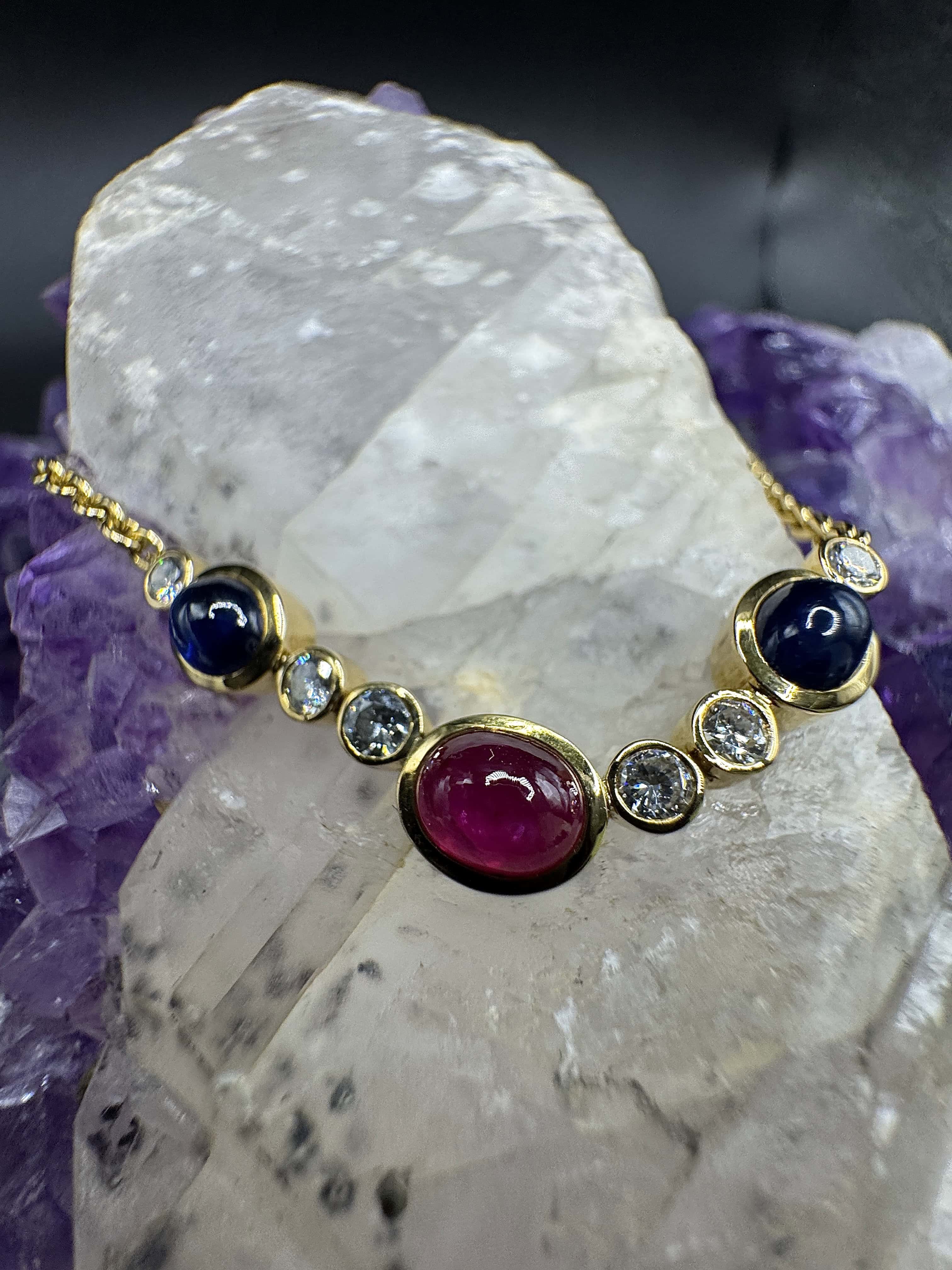 Edles Collier in 18 Karat Gelbgold mit Rubin, Saphiren & Brillanten