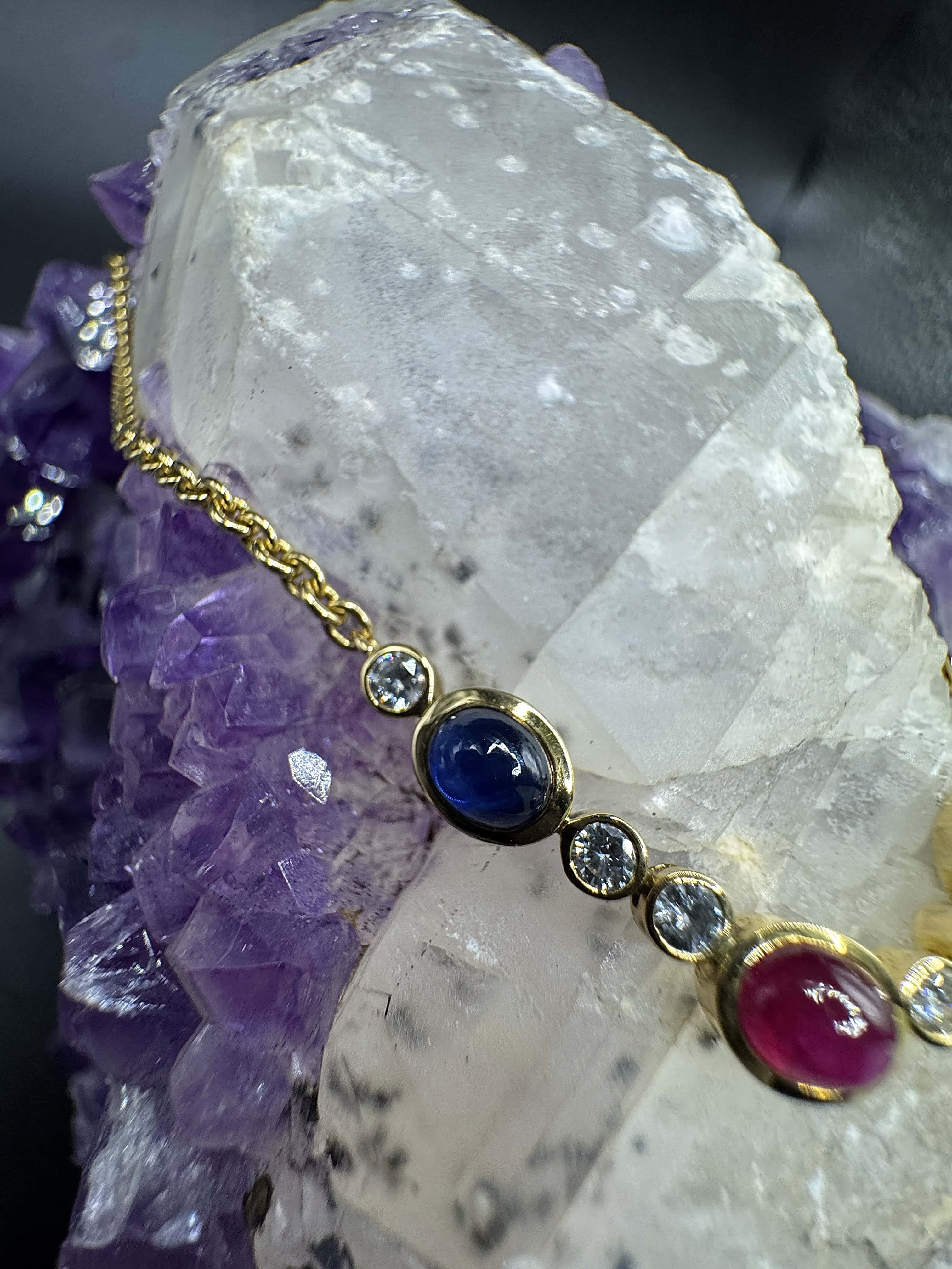 Edles Collier in 18 Karat Gelbgold mit Rubin, Saphiren & Brillanten