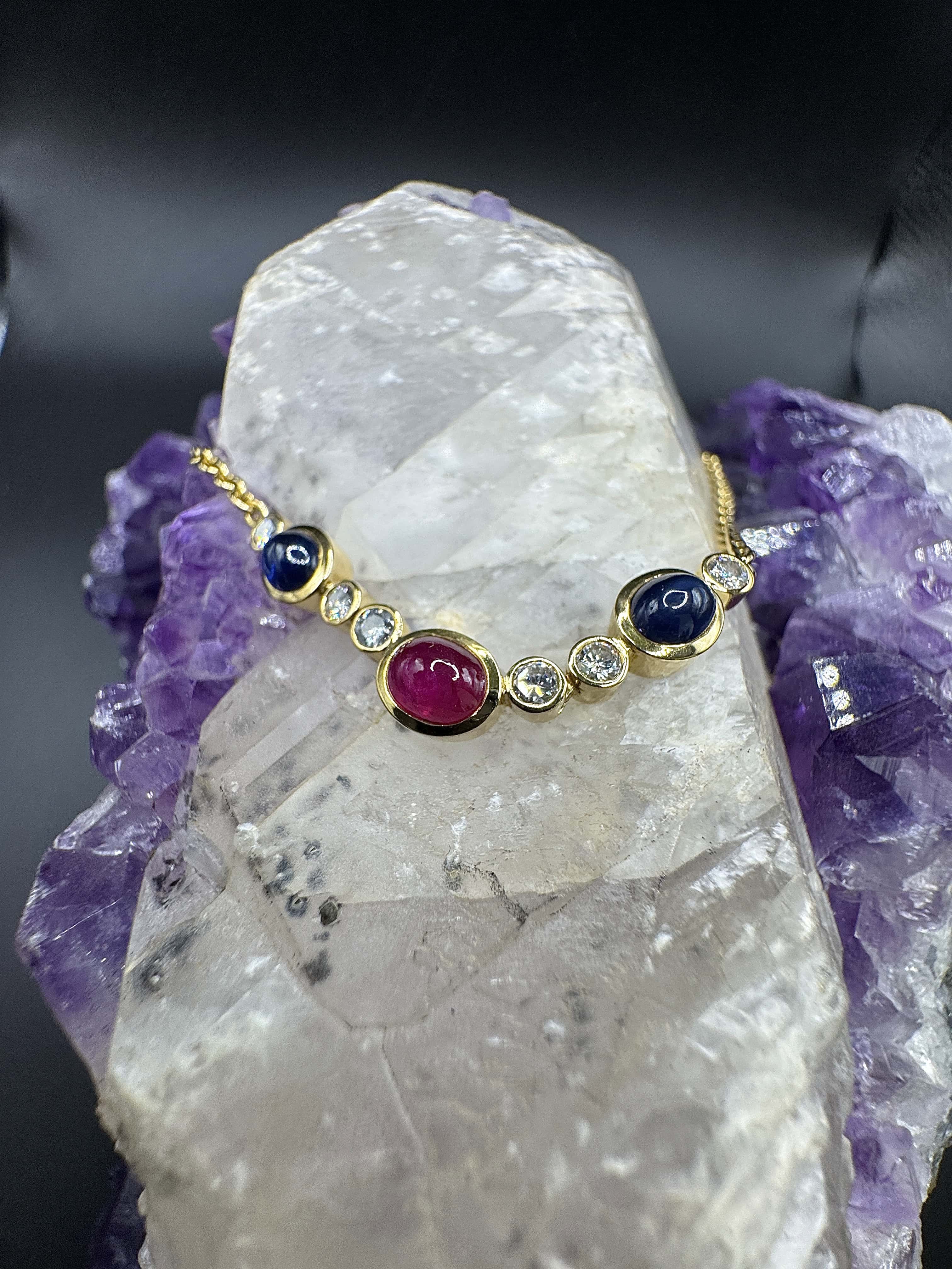 Edles Collier in 18 Karat Gelbgold mit Rubin, Saphiren & Brillanten