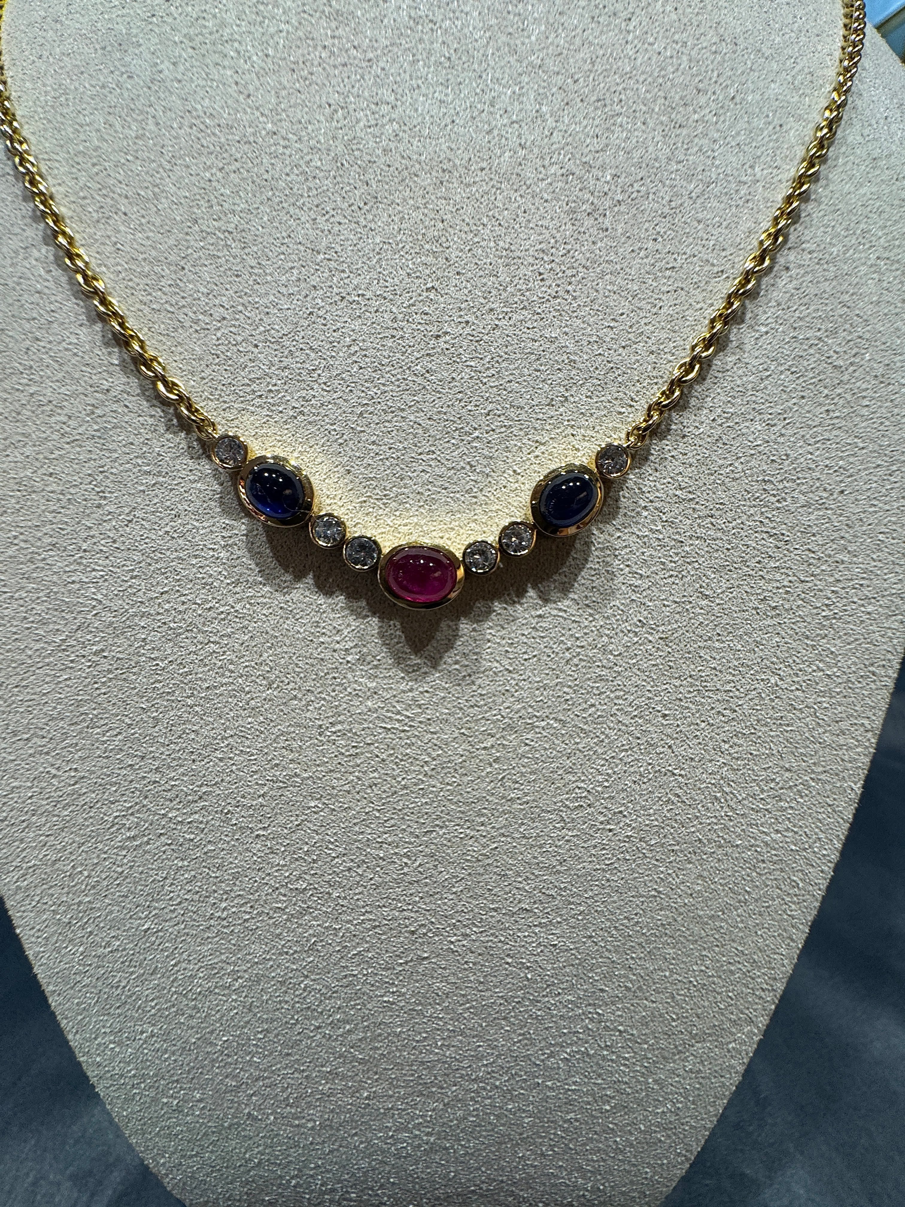 Edles Collier in 18 Karat Gelbgold mit Rubin, Saphiren & Brillanten