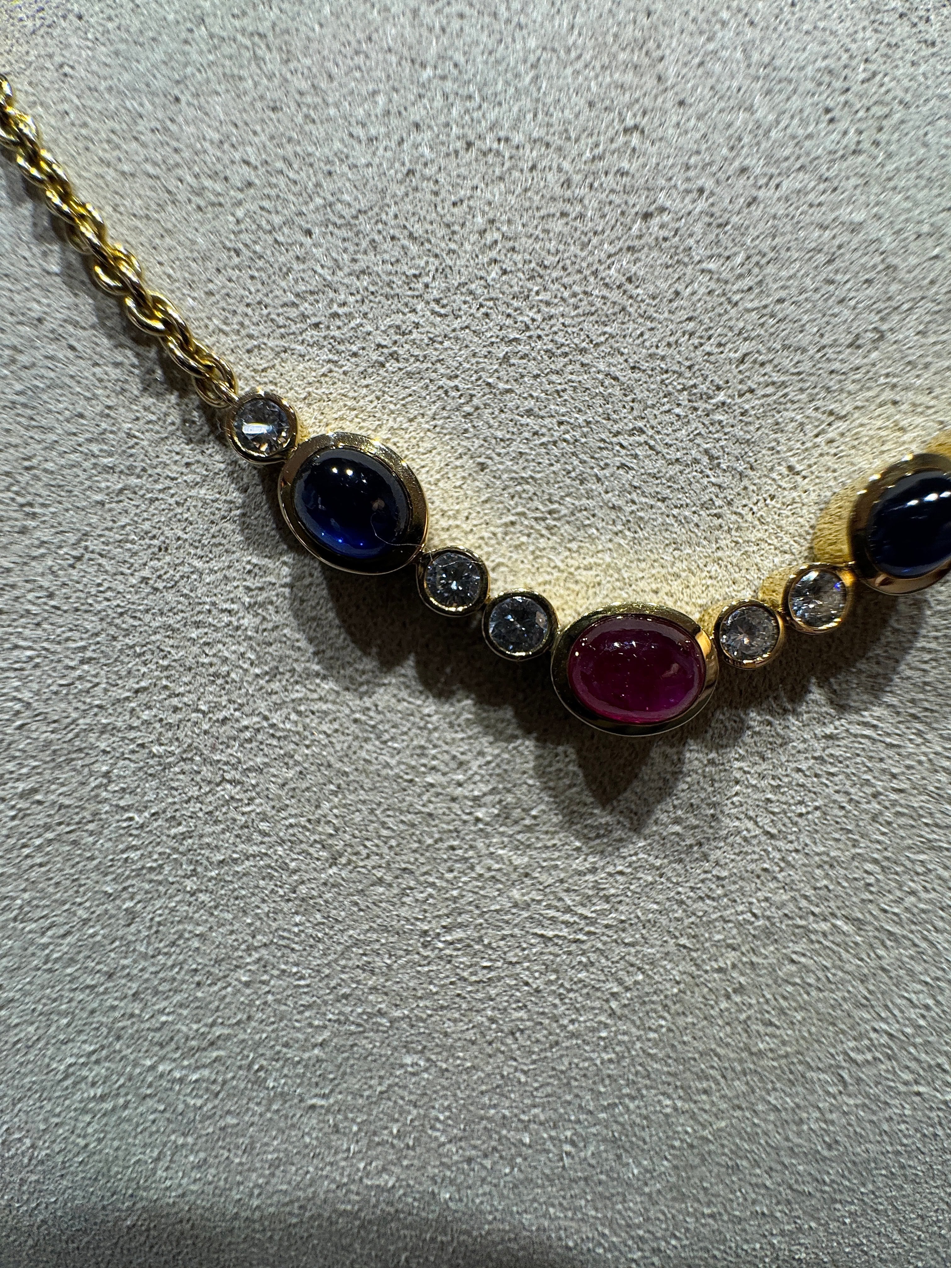 Edles Collier in 18 Karat Gelbgold mit Rubin, Saphiren & Brillanten