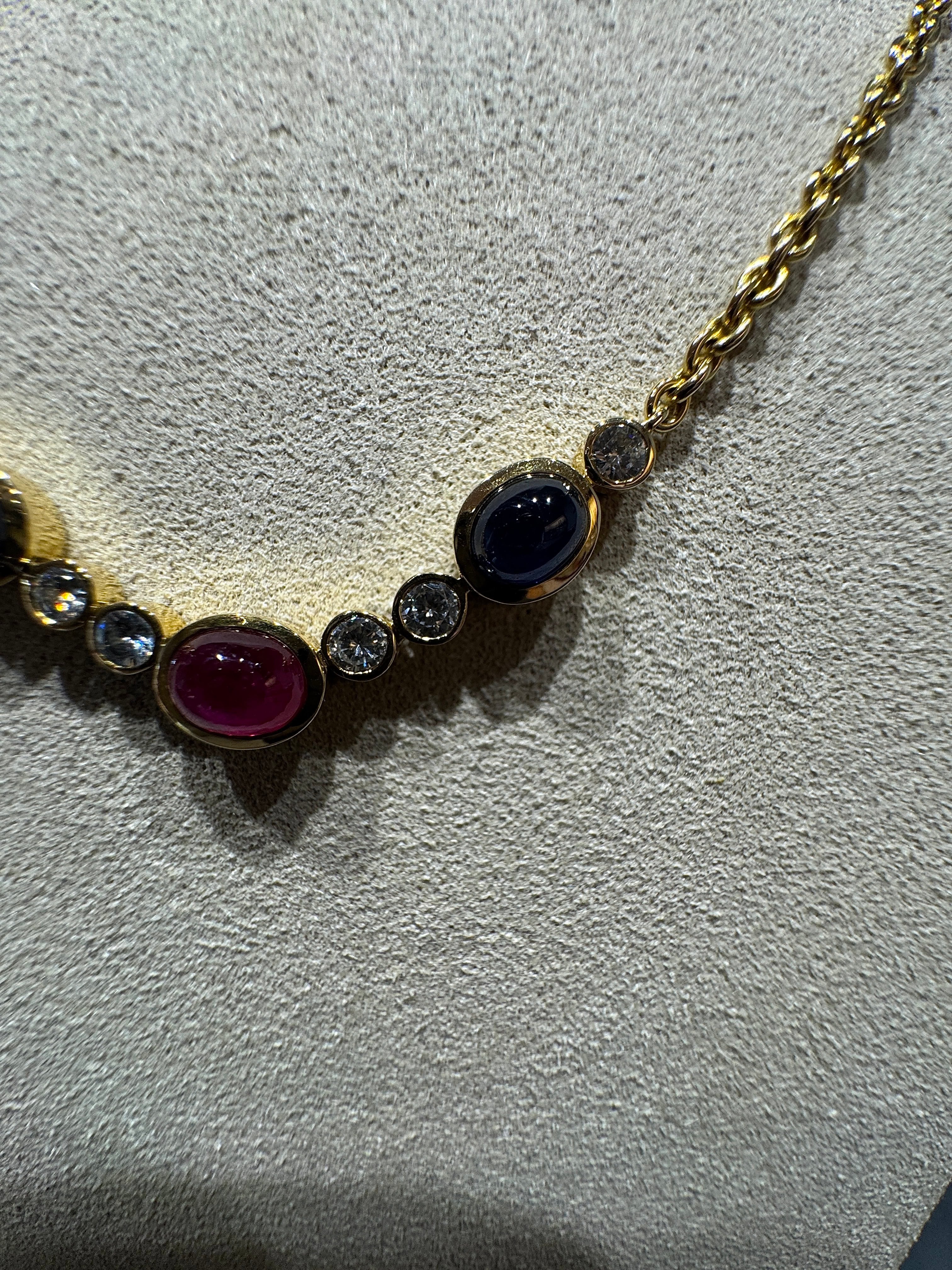 Edles Collier in 18 Karat Gelbgold mit Rubin, Saphiren & Brillanten