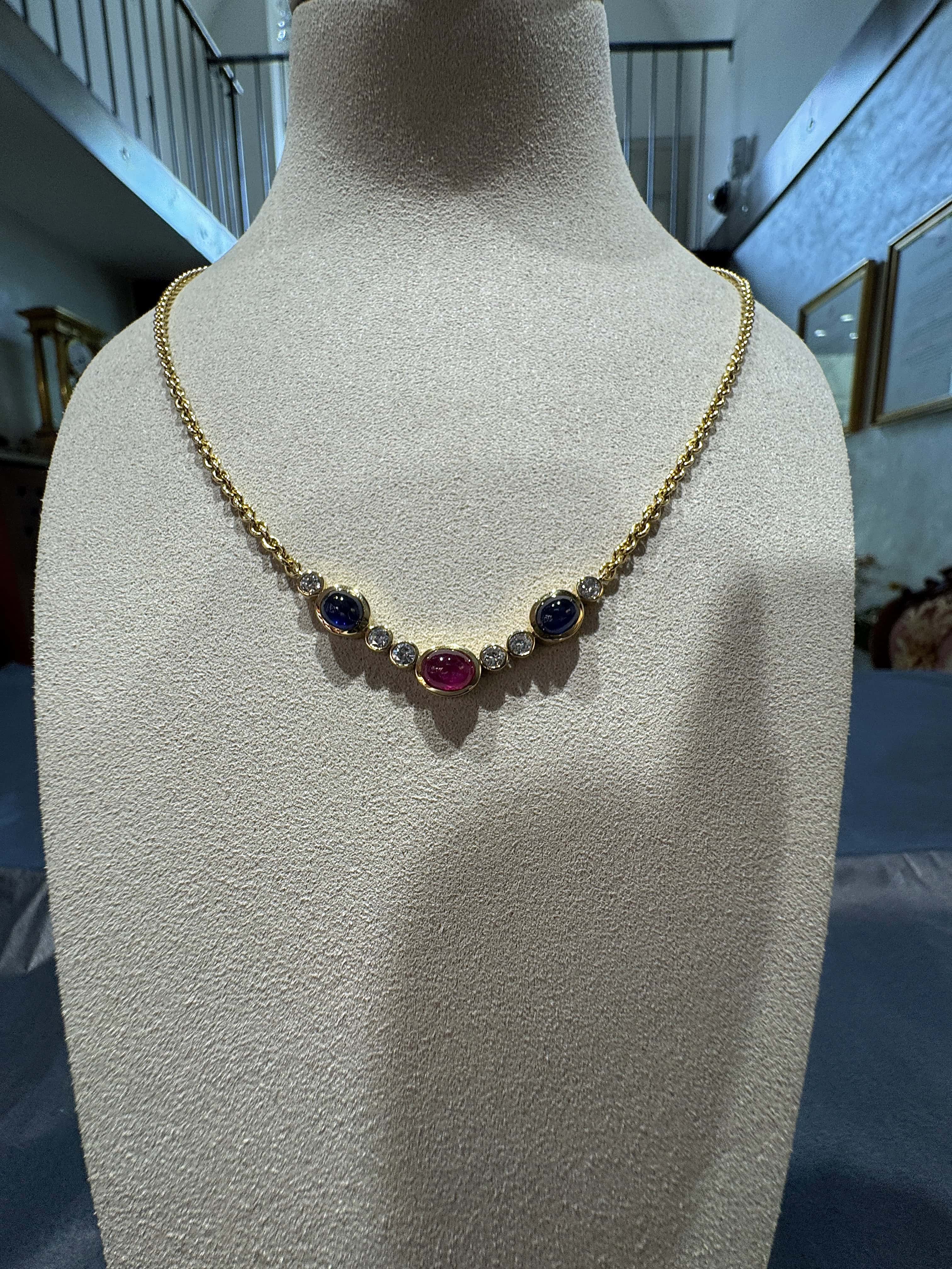 Edles Collier in 18 Karat Gelbgold mit Rubin, Saphiren & Brillanten