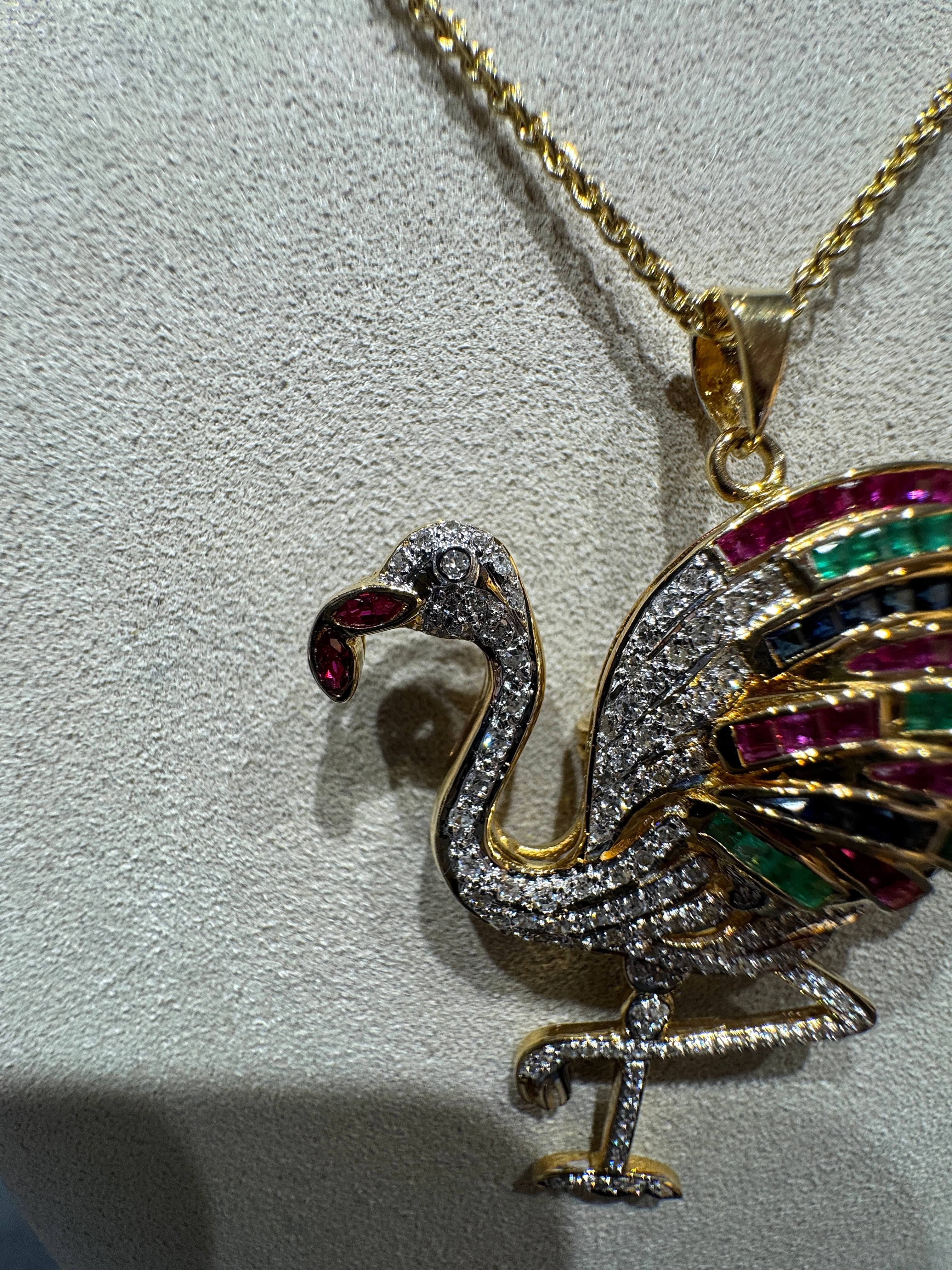Flamingo-Anhänger in 18 Karat Gelbgold mit Smaragden, Rubinen, Saphiren & Diamanten