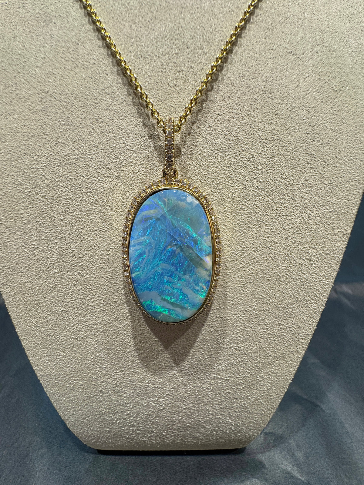Prunkvoller Anhänger in 18 Karat Gelbgold mit australischem Boulderopal & Brillanten