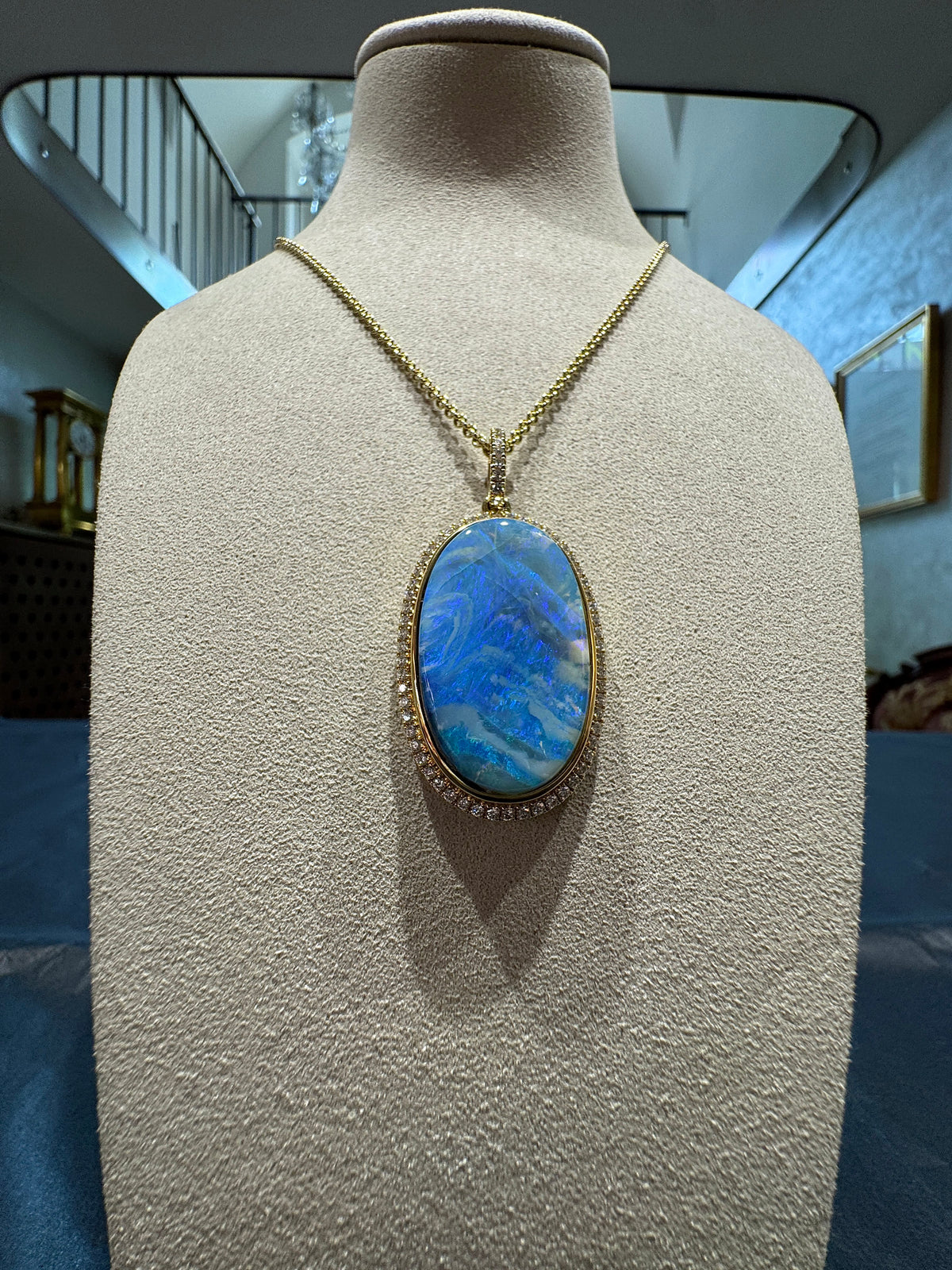 Prunkvoller Anhänger in 18 Karat Gelbgold mit australischem Boulderopal & Brillanten