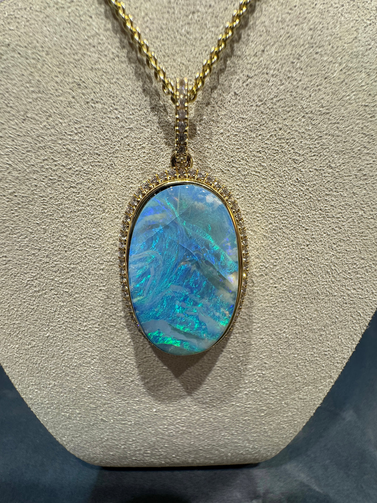 Prunkvoller Anhänger in 18 Karat Gelbgold mit australischem Boulderopal & Brillanten