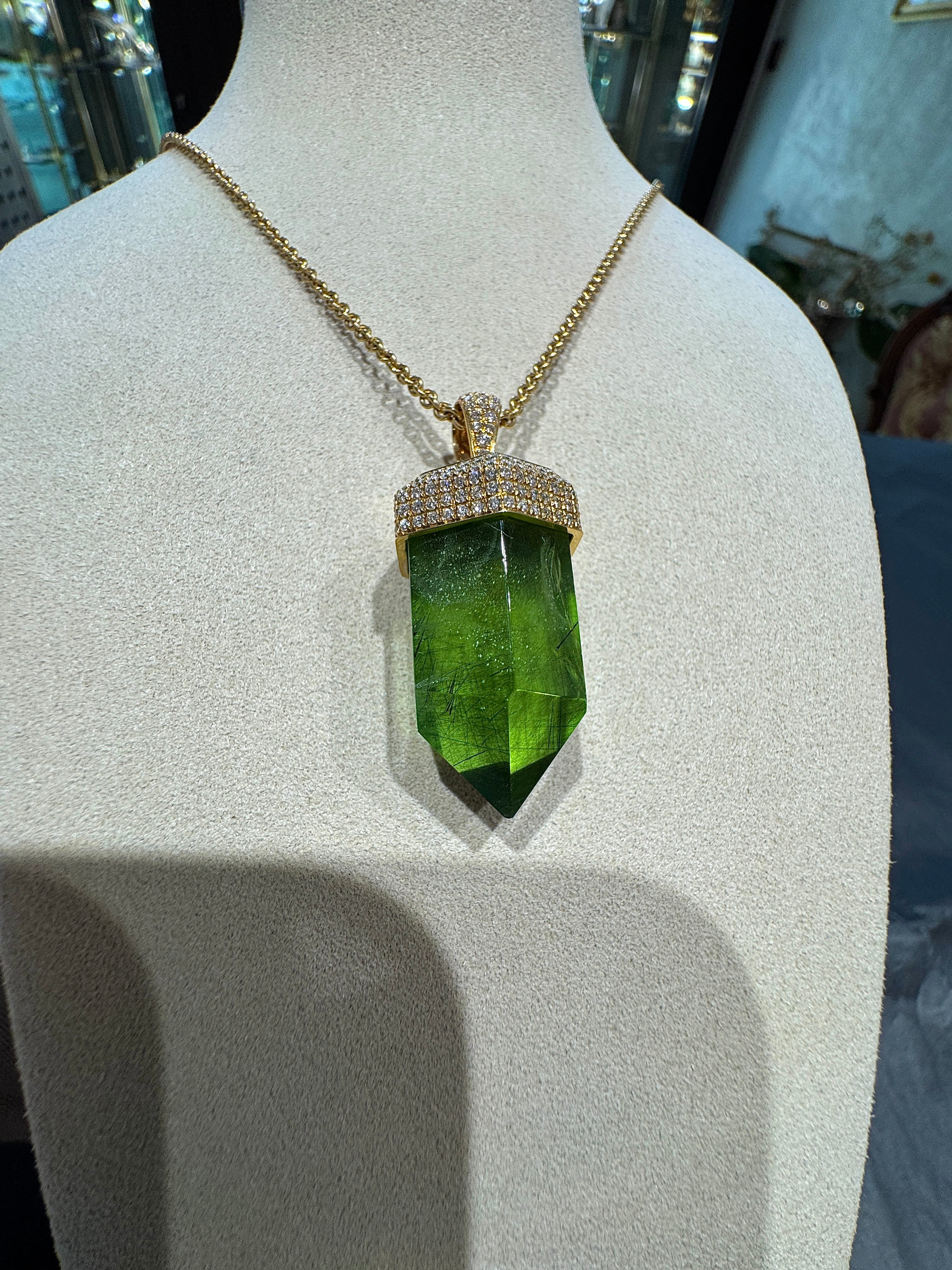 Ausgefallener Anhänger in 18 Karat Gelbgold mit besonderem Peridot & Brillanten