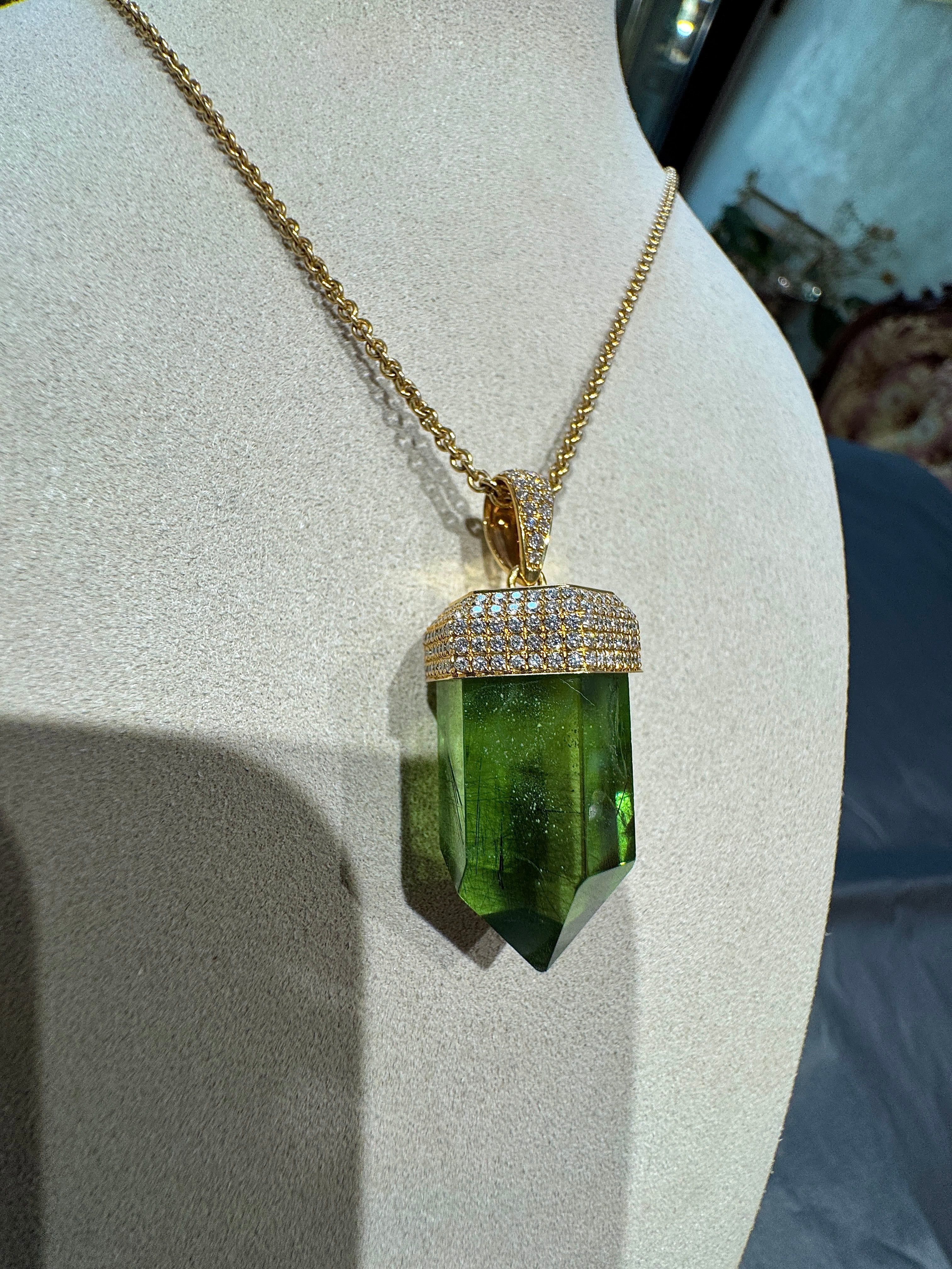 Ausgefallener Anhänger in 18 Karat Gelbgold mit besonderem Peridot & Brillanten