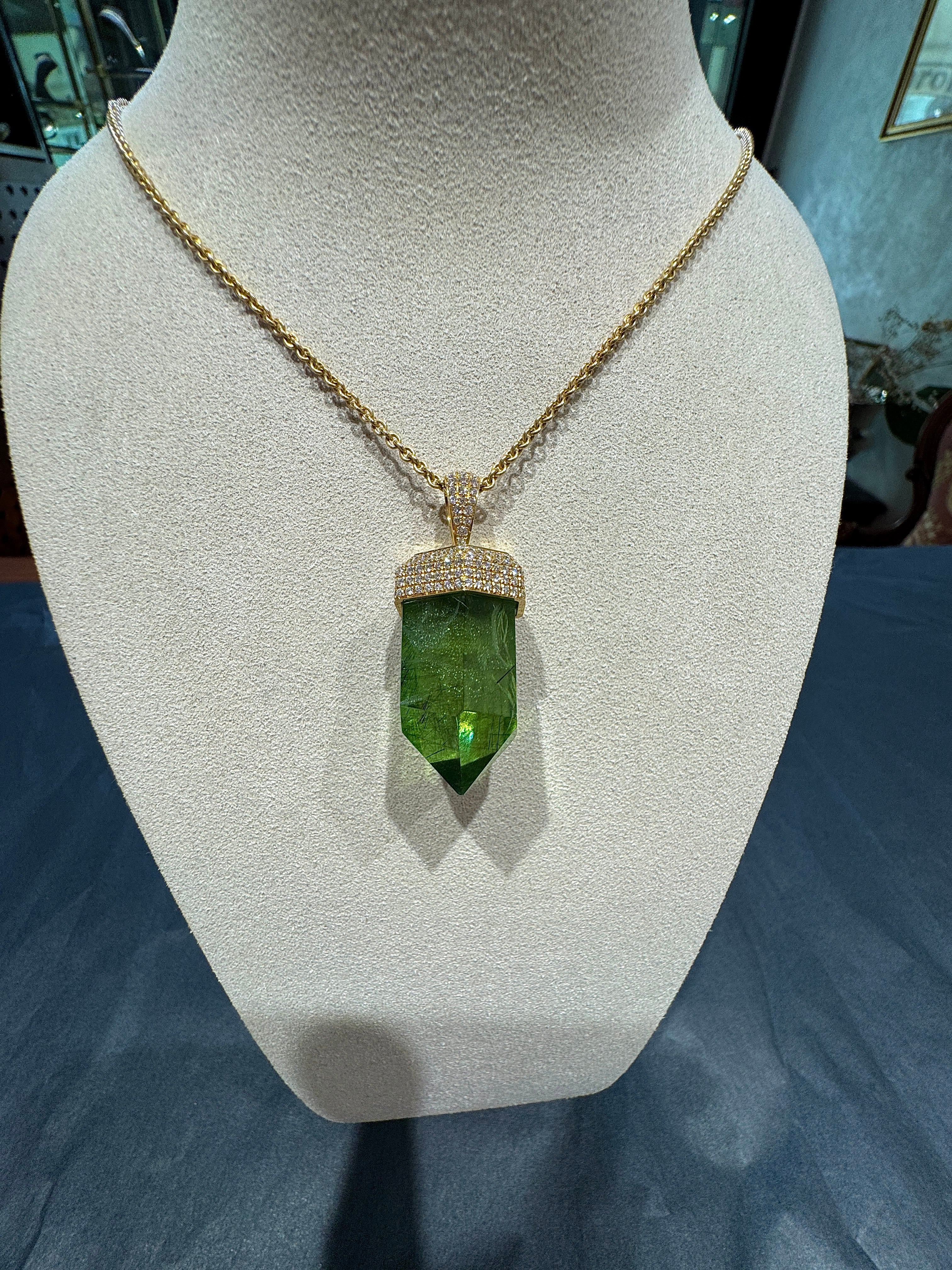 Ausgefallener Anhänger in 18 Karat Gelbgold mit besonderem Peridot & Brillanten