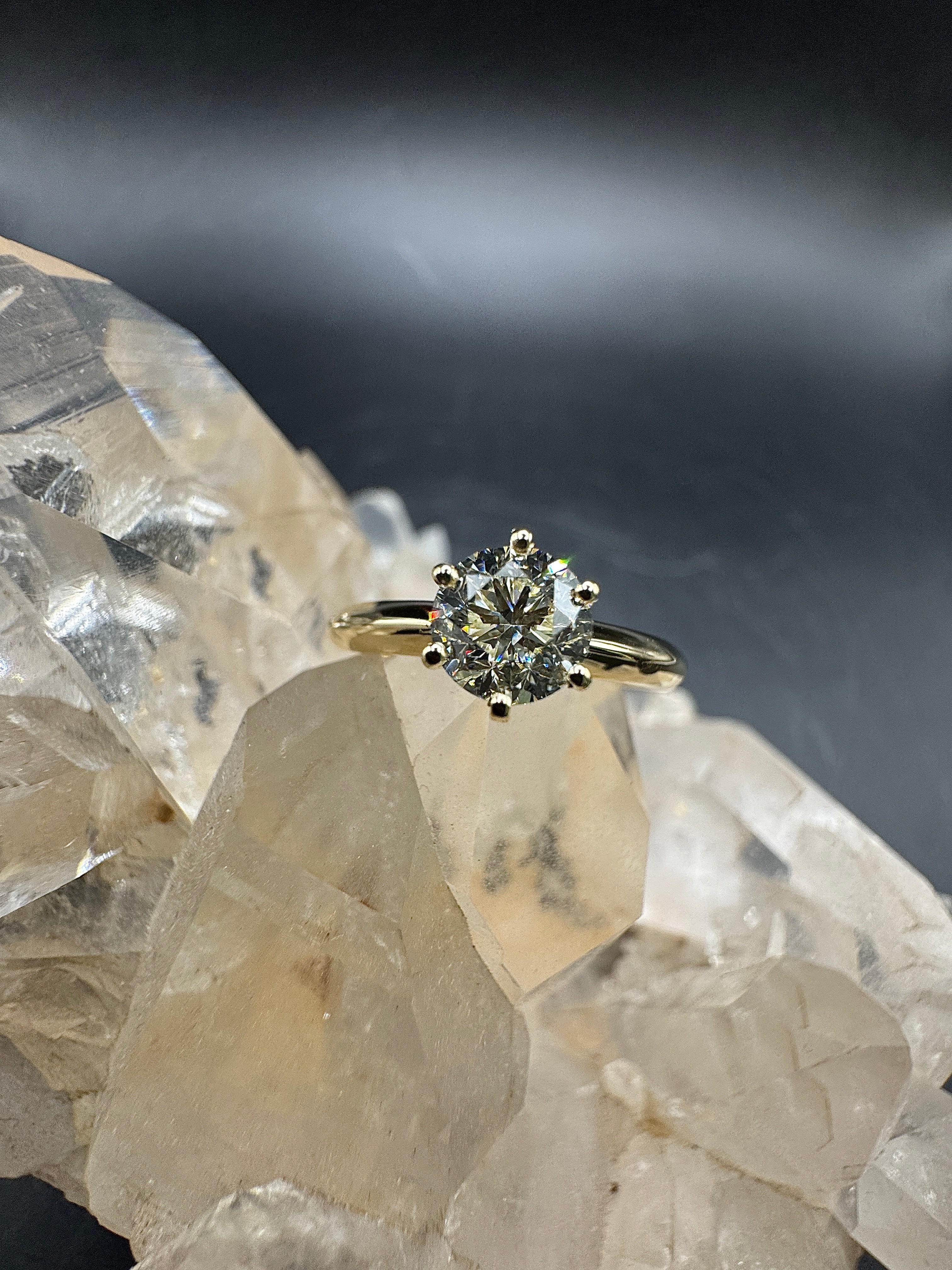 Moderner Solitärring in 18 Karat Gelbgold mit 1,02 Karat Brillant