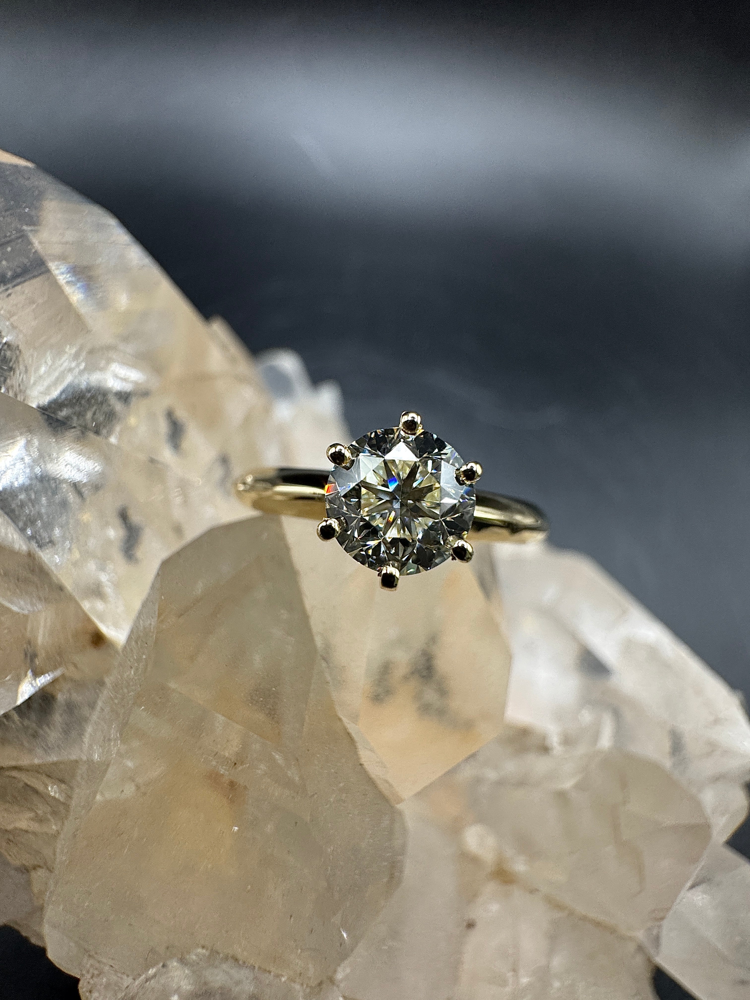 Moderner Solitärring in 18 Karat Gelbgold mit 1,02 Karat Brillant