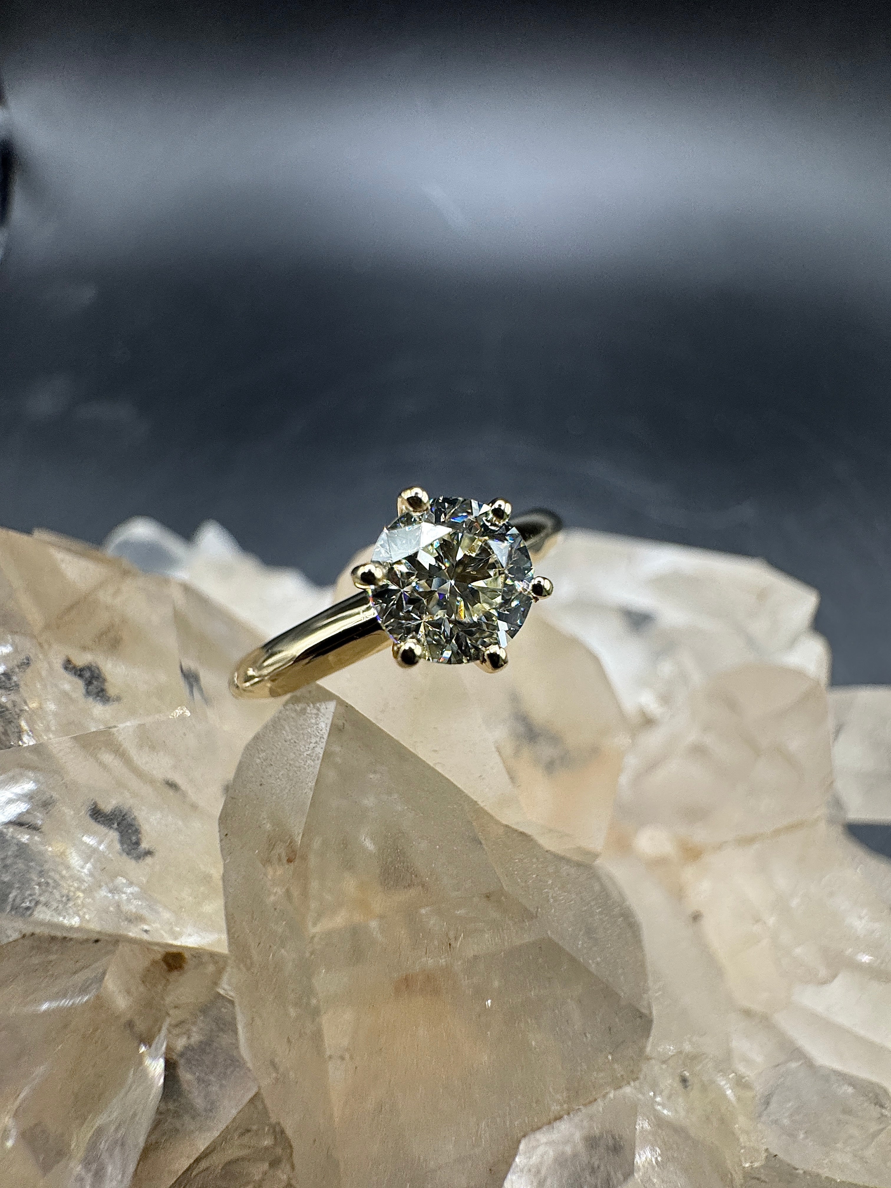 Moderner Solitärring in 18 Karat Gelbgold mit 1,02 Karat Brillant