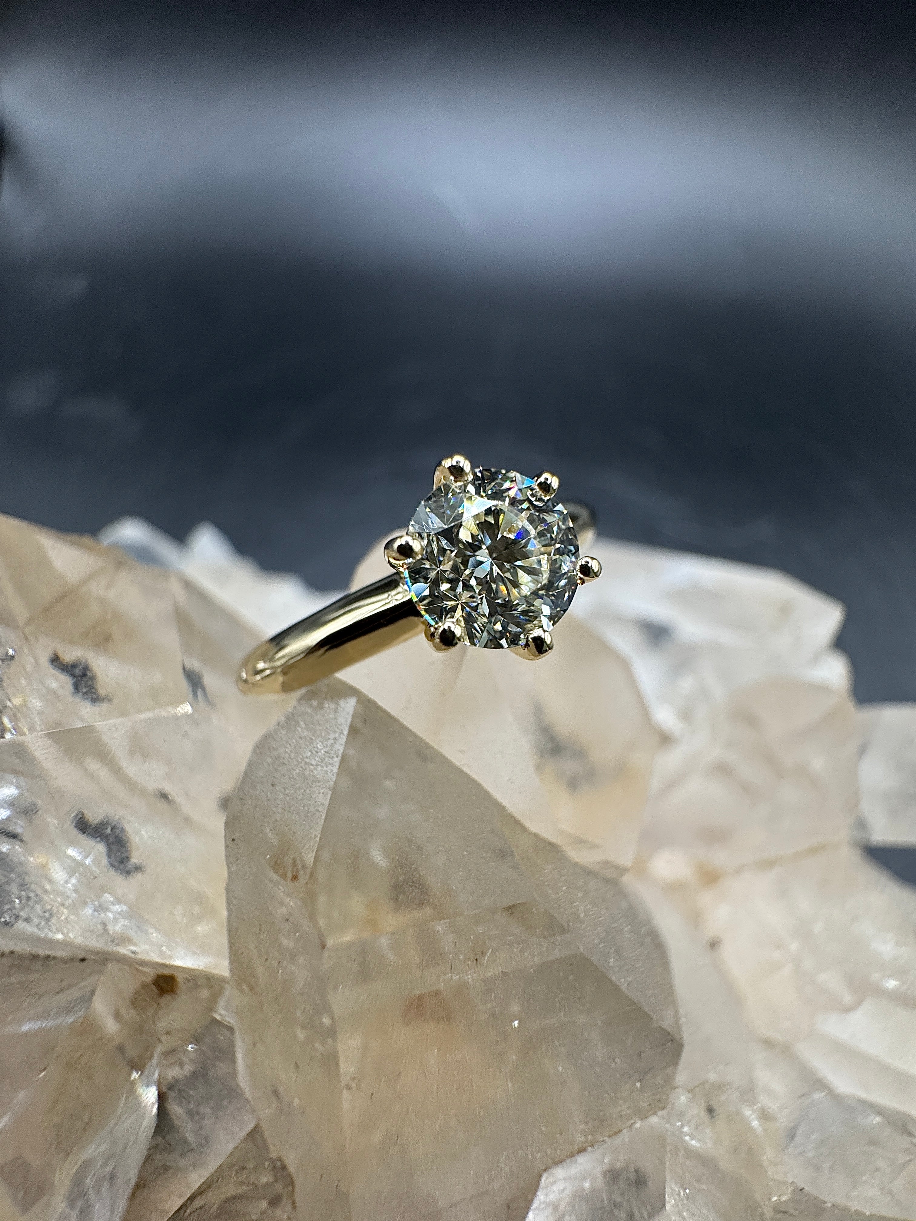 Moderner Solitärring in 18 Karat Gelbgold mit 1,02 Karat Brillant