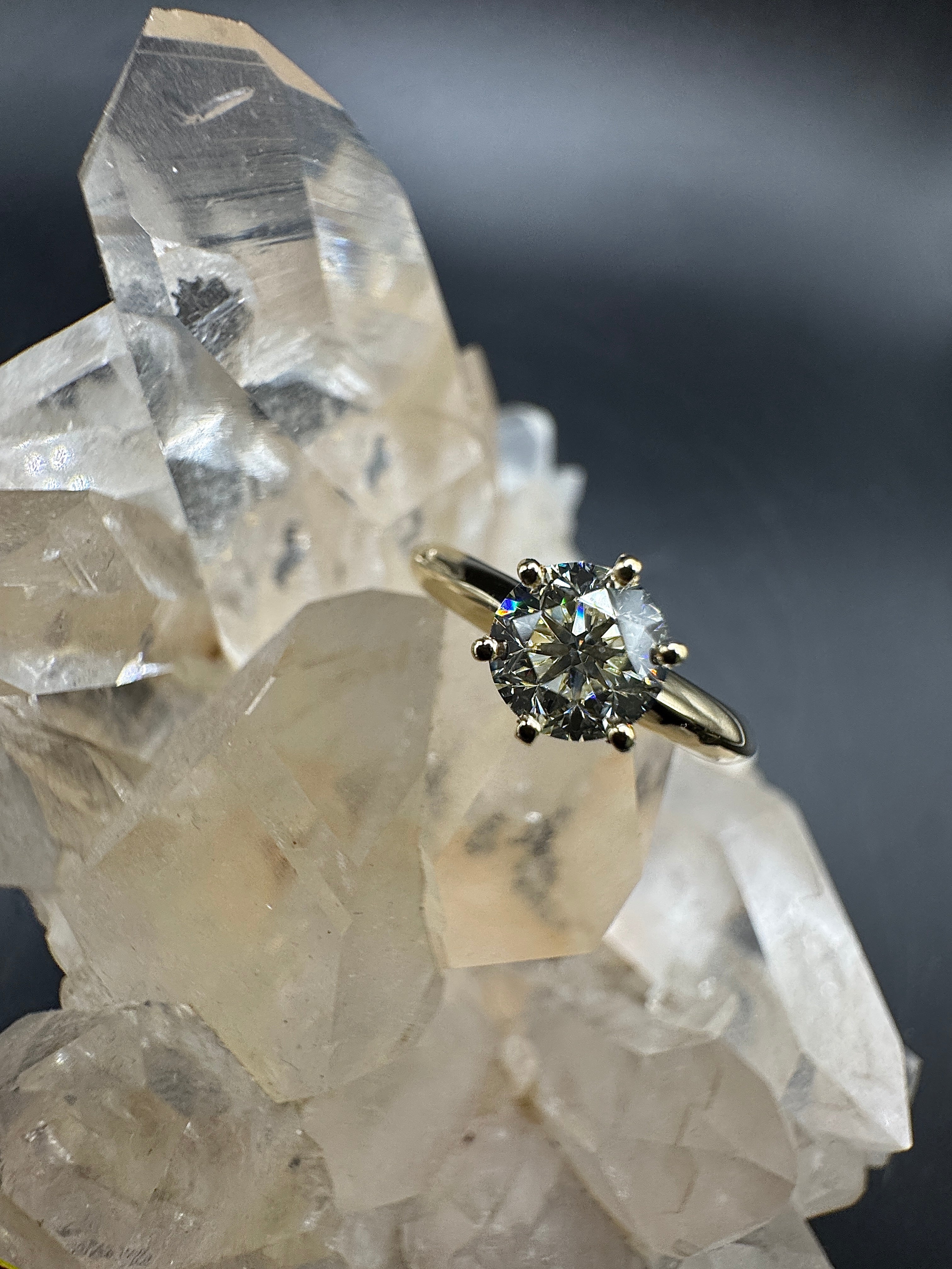 Moderner Solitärring in 18 Karat Gelbgold mit 1,02 Karat Brillant