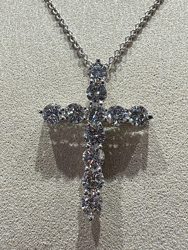 Spektakuläres Brillantkreuz in 18 Karat Weißgold – 3,53 Karat Feuer