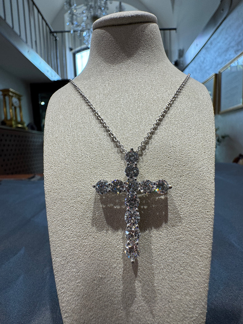 Spektakuläres Brillantkreuz in 18 Karat Weißgold – 3,53 Karat Feuer