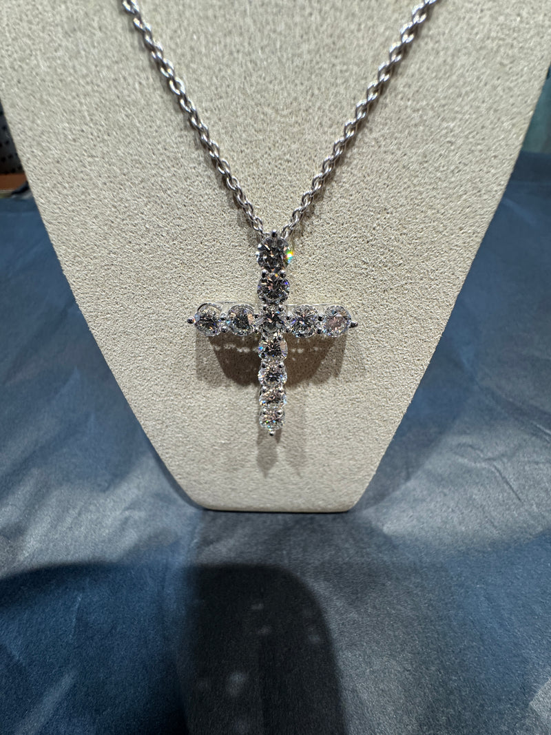 Spektakuläres Brillantkreuz in 18 Karat Weißgold – 3,53 Karat Feuer