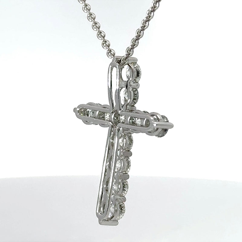 Spektakuläres Brillantkreuz in 18 Karat Weißgold – 3,53 Karat Feuer