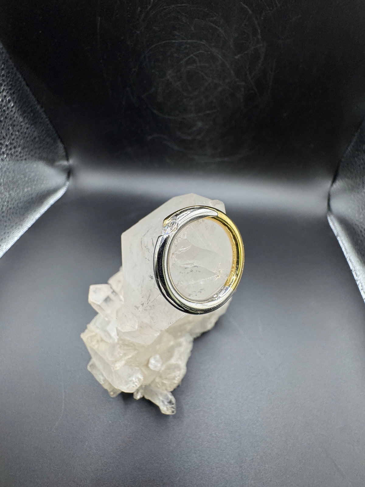 Noble bicolor ring made of 18 carat yellow gold and 950 platinum with very fine diamonds - handmade