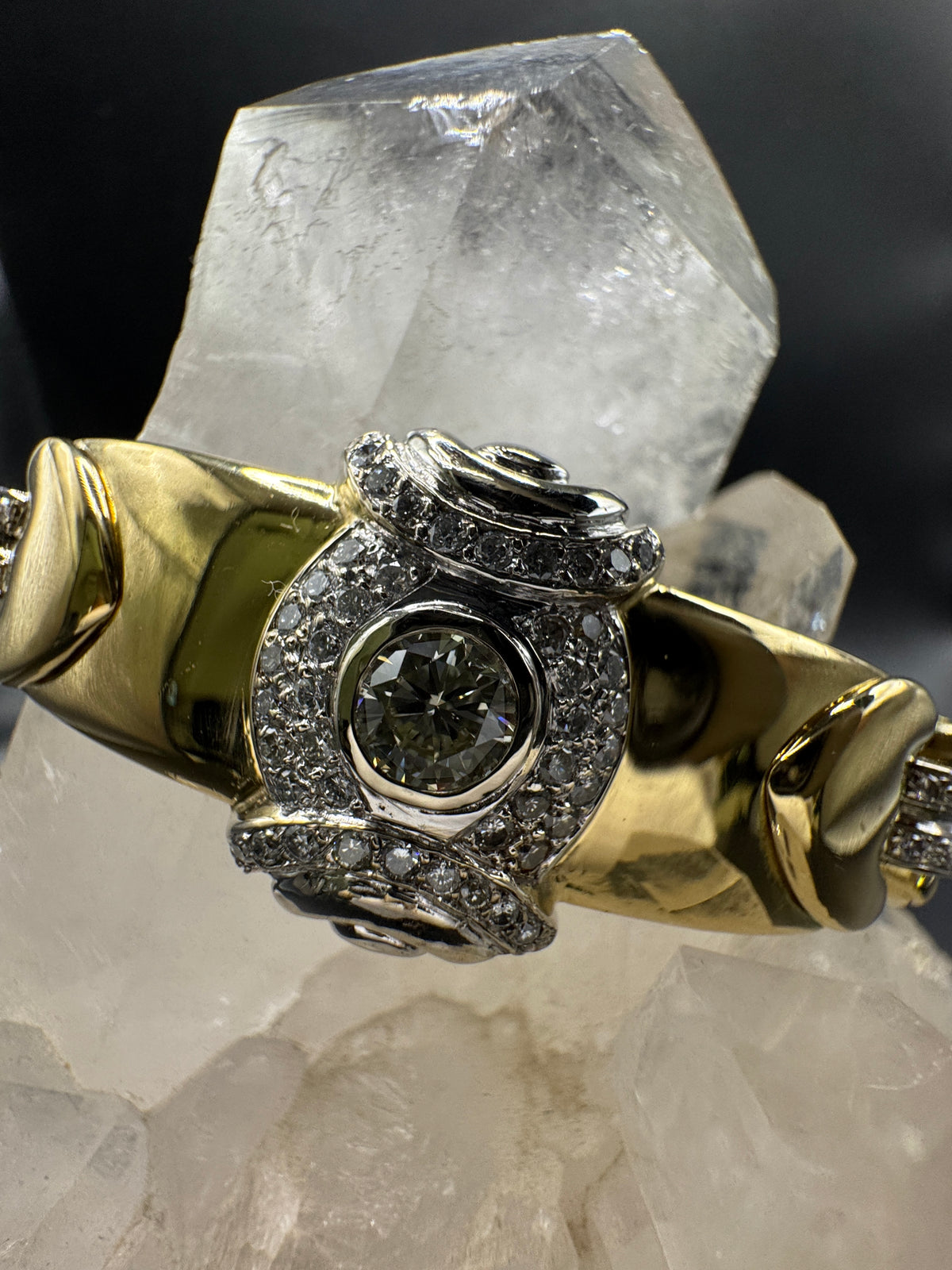 Dominantes Armband/Armreif in 18 Karat Gelb-und Weißgold mit feinen Brillanten