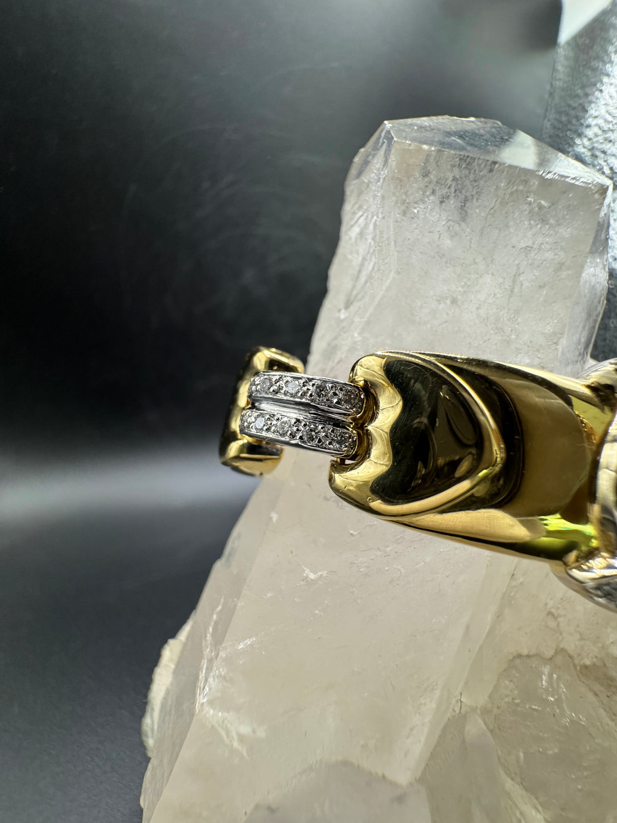 Dominantes Armband/Armreif in 18 Karat Gelb-und Weißgold mit feinen Brillanten