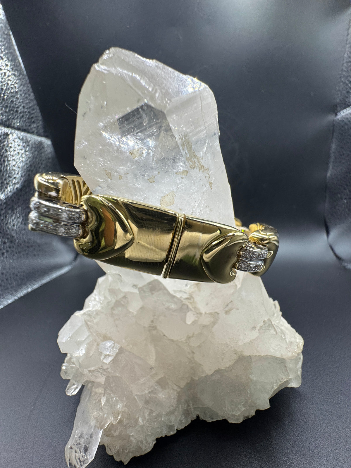 Dominantes Armband/Armreif in 18 Karat Gelb-und Weißgold mit feinen Brillanten