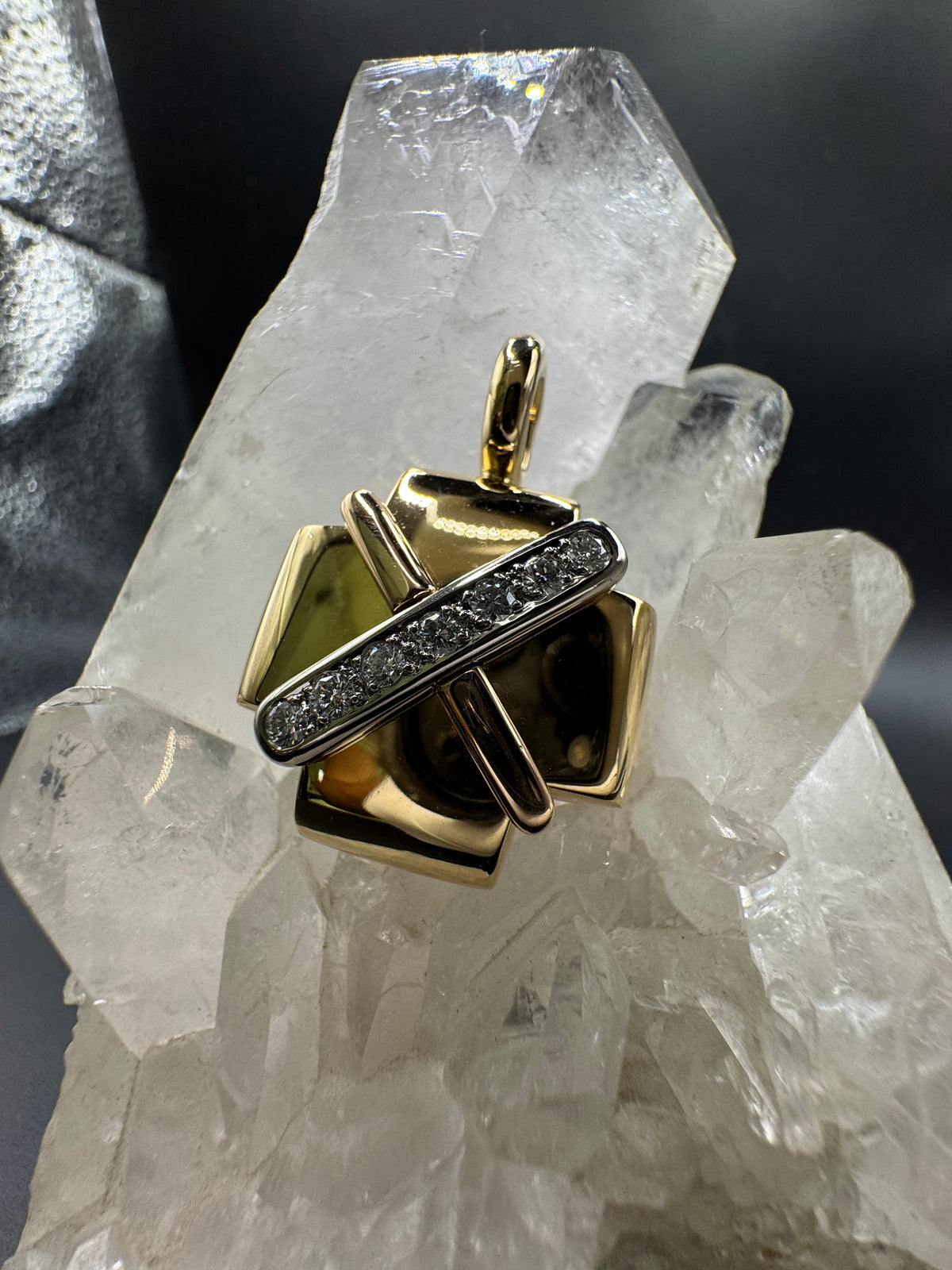 Elegant tricolor pendant in 18 karat gold with very fine brilliant-cut diamonds