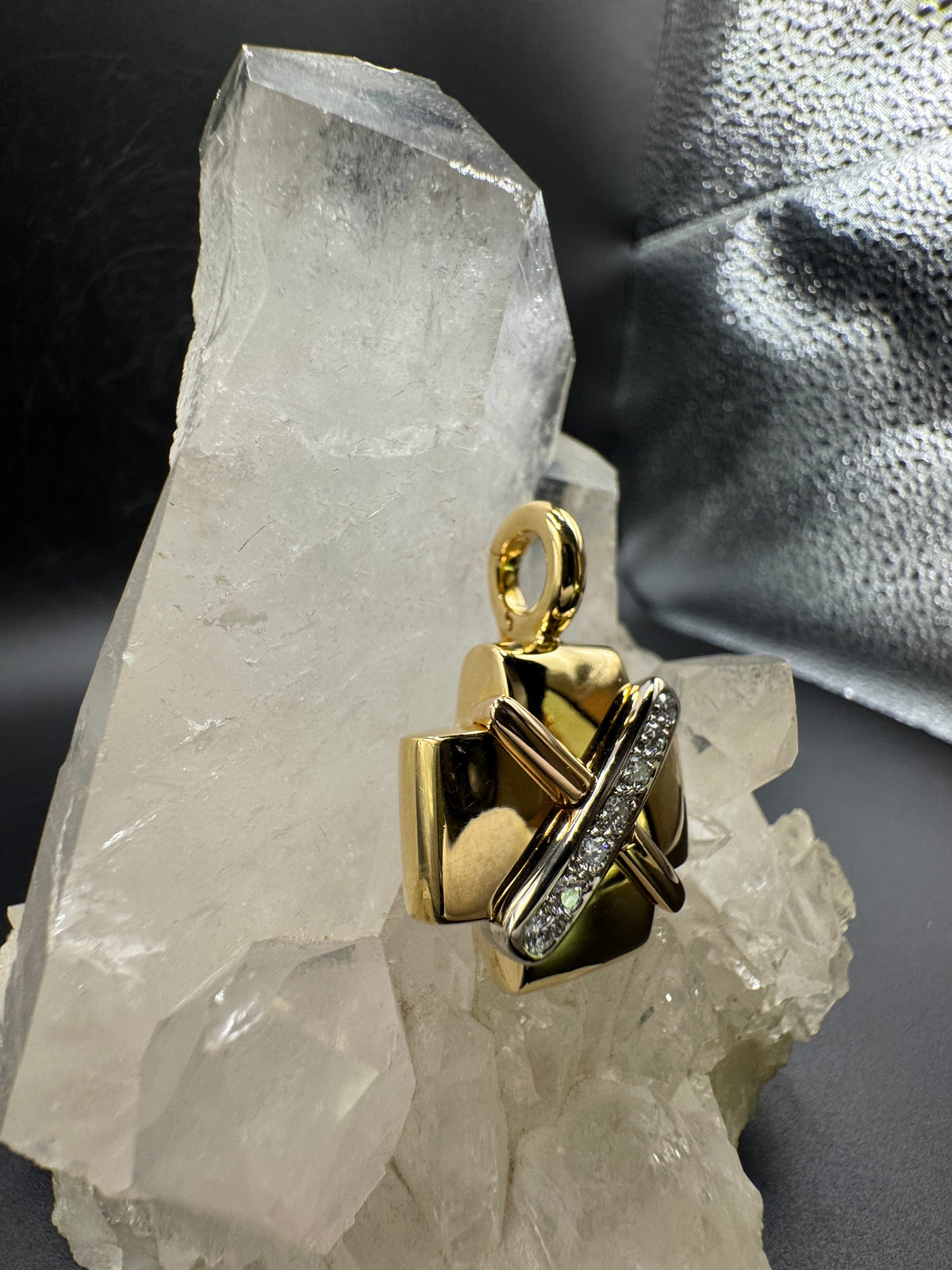 Elegant tricolor pendant in 18 karat gold with very fine brilliant-cut diamonds